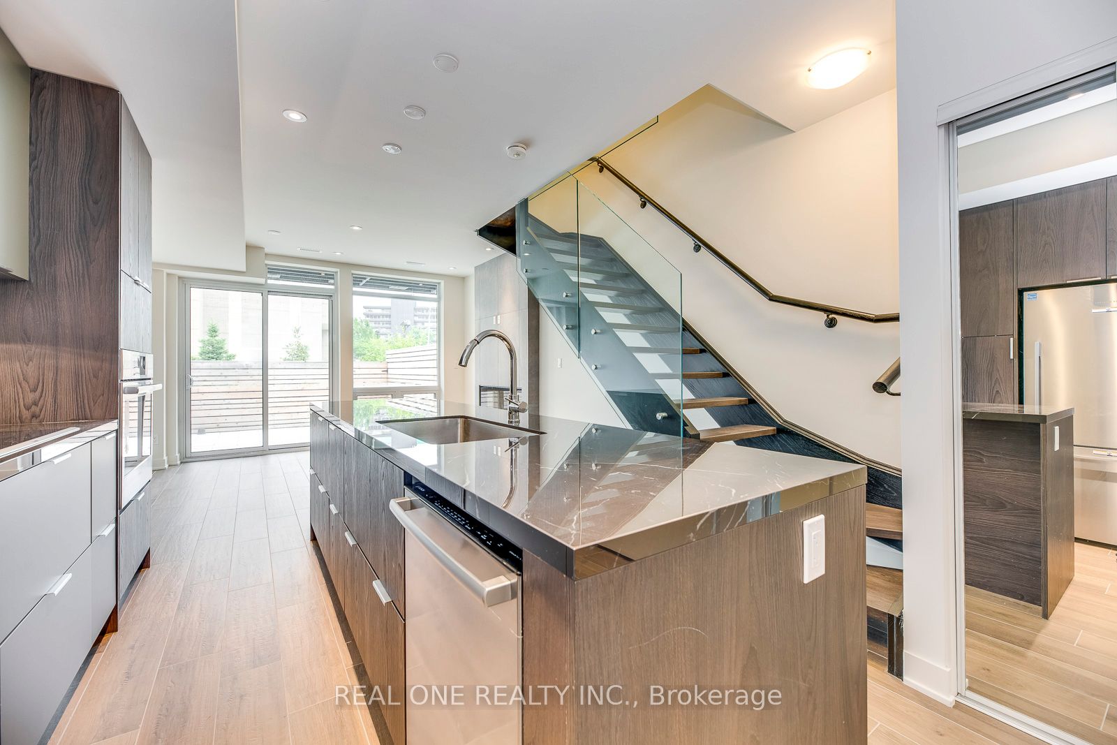 42 Sonic Way, Toronto, ON M3C 0P3 photo 5