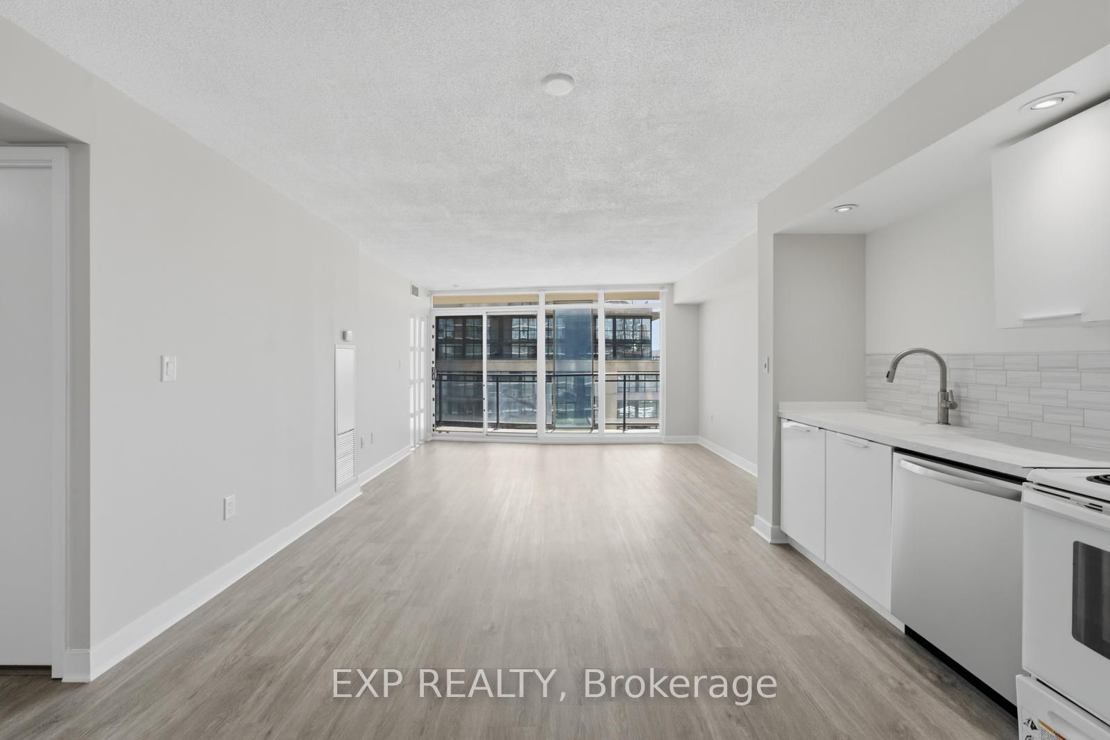 25 Capreol Court 810, Toronto, ON M5V 3Z7 photo 2