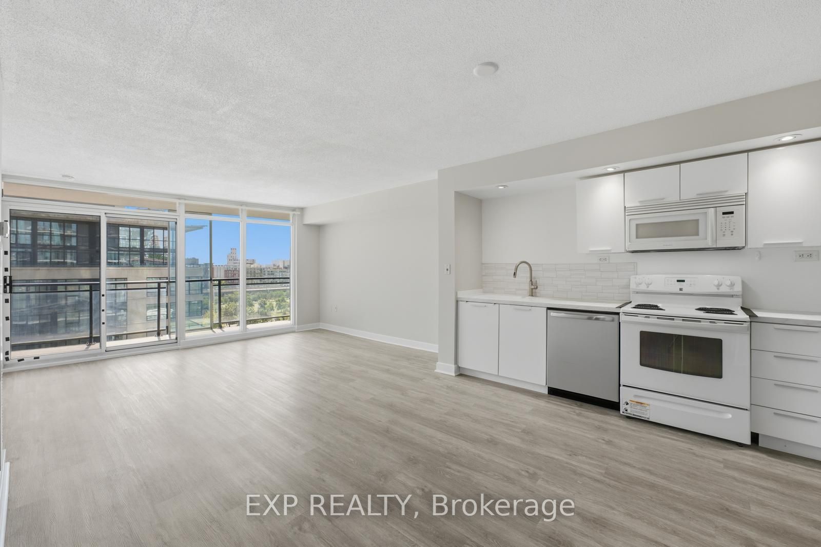 25 Capreol Court 810, Toronto, ON M5V 3Z7 photo 3