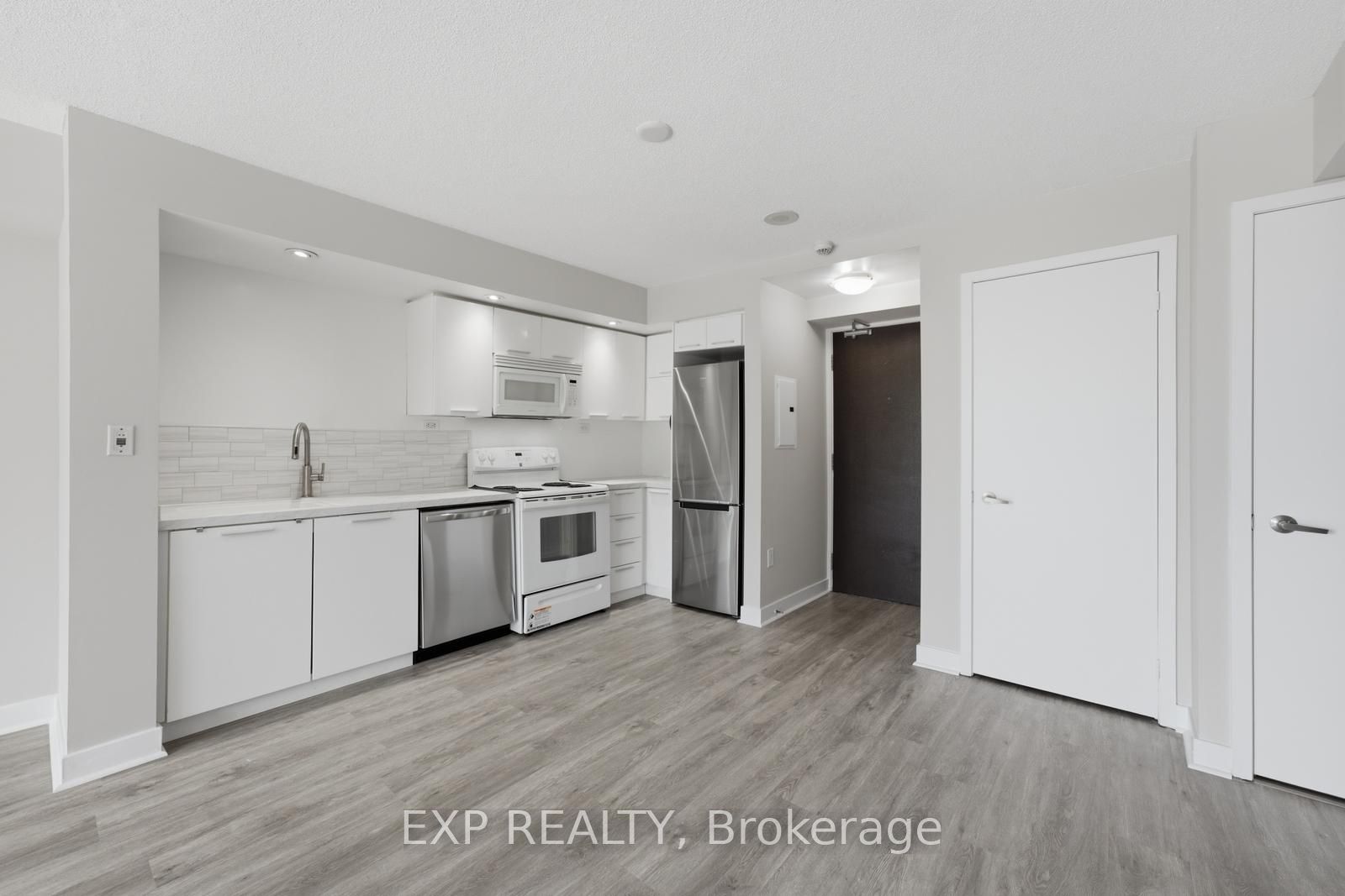 25 Capreol Court 810, Toronto, ON M5V 3Z7 photo 4