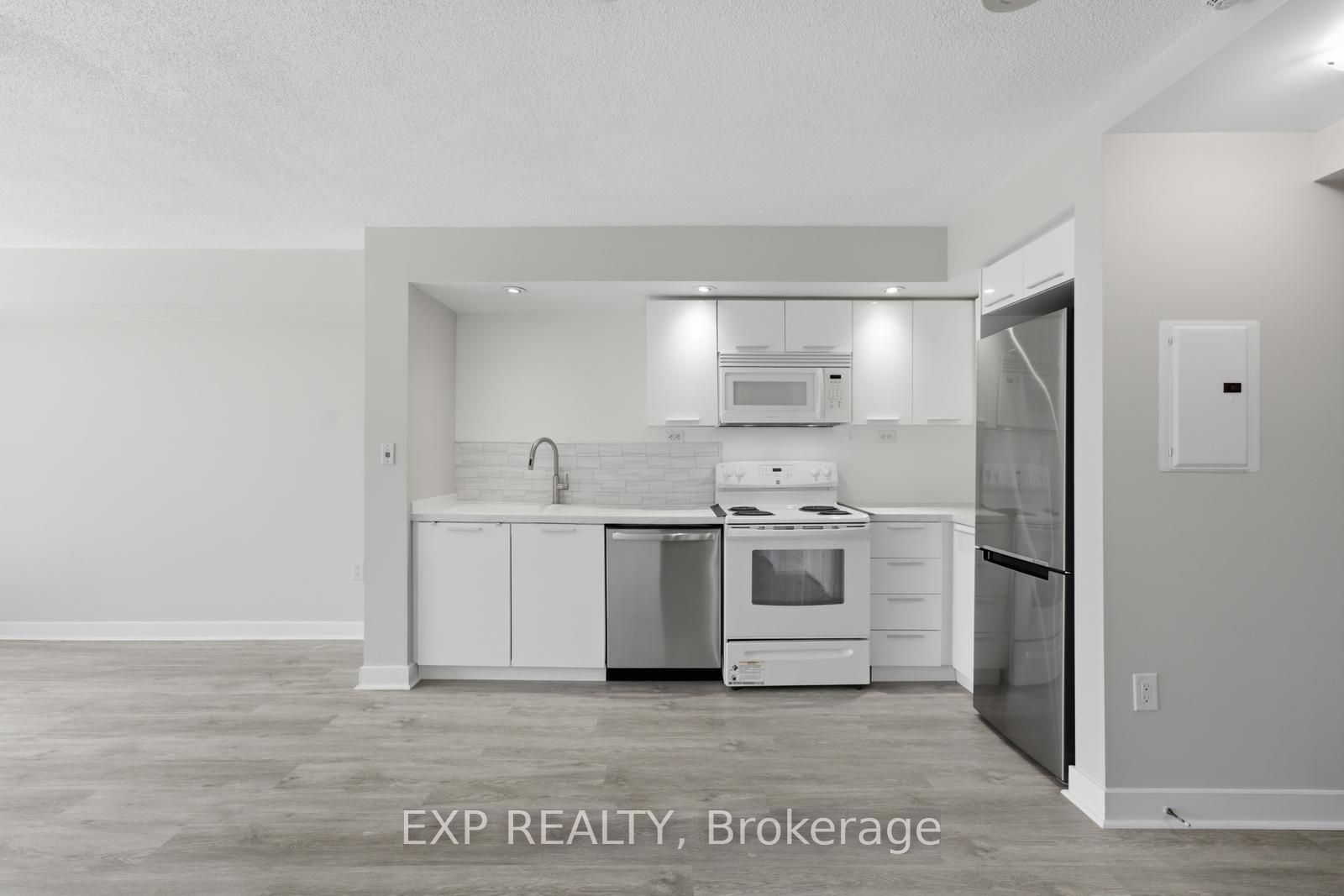 25 Capreol Court 810, Toronto, ON M5V 3Z7 photo 5