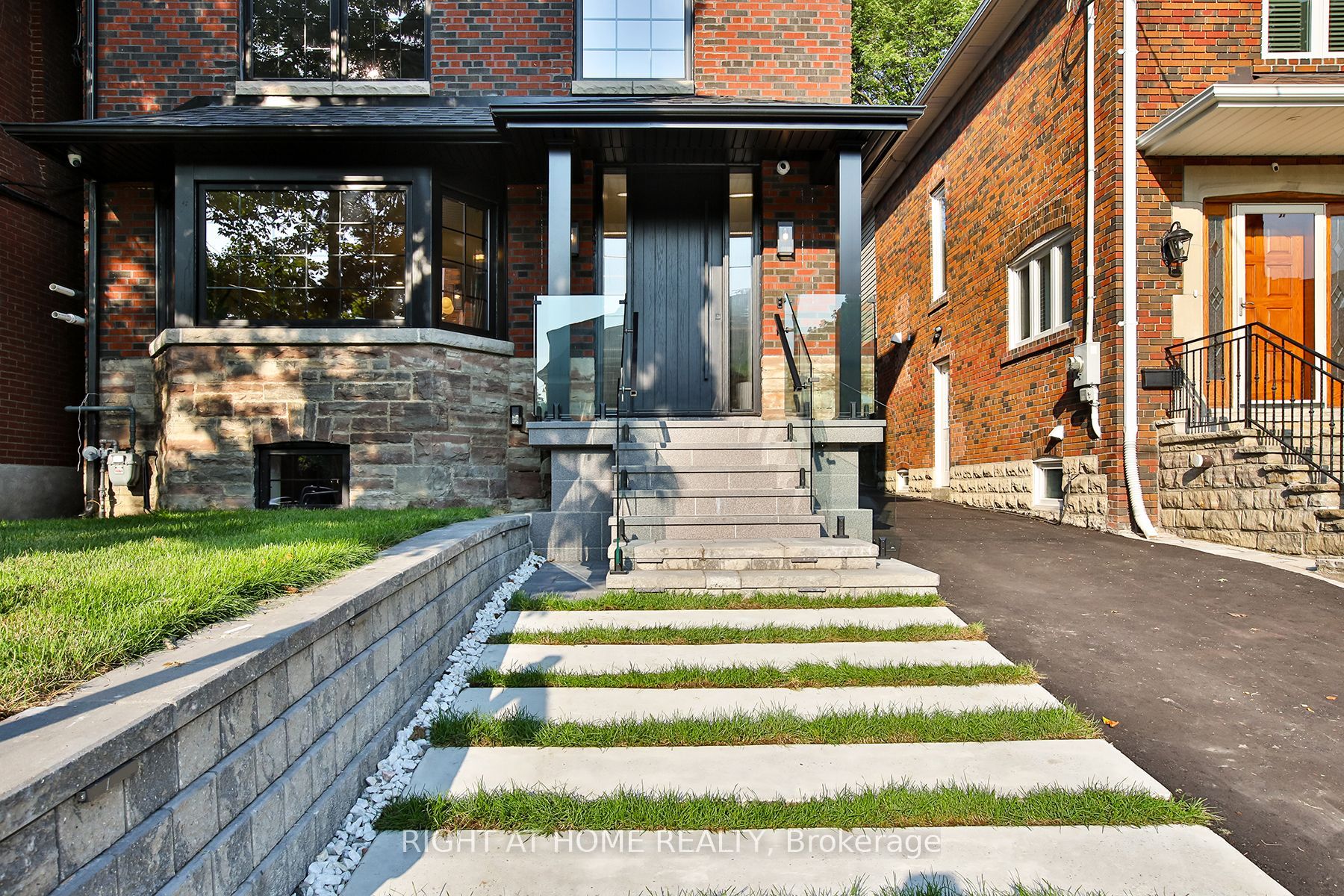 106 Eastbourne Avenue, Toronto, ON M5P 2G3 photo 3