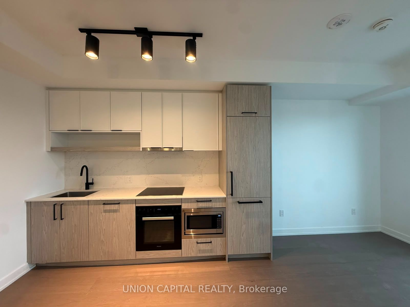 89 Montclair Avenue 1017, Toronto, ON M5P 0A9 photo 3