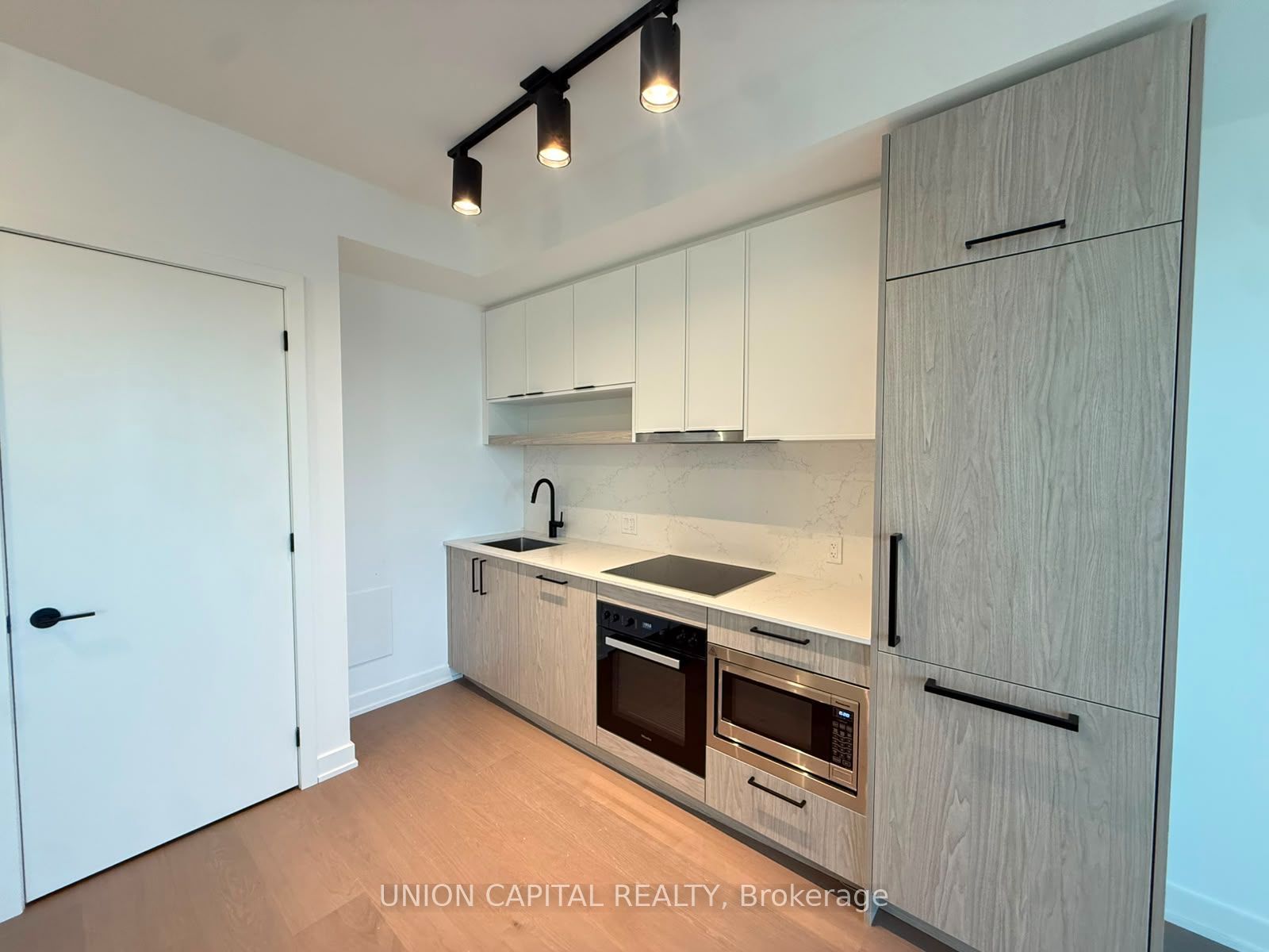 89 Montclair Avenue 1017, Toronto, ON M5P 0A9 photo 4