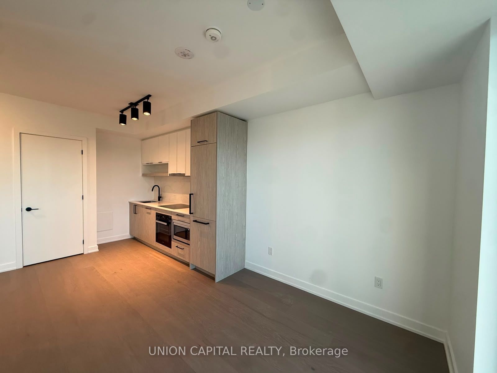 89 Montclair Avenue 1017, Toronto, ON M5P 0A9 photo 5