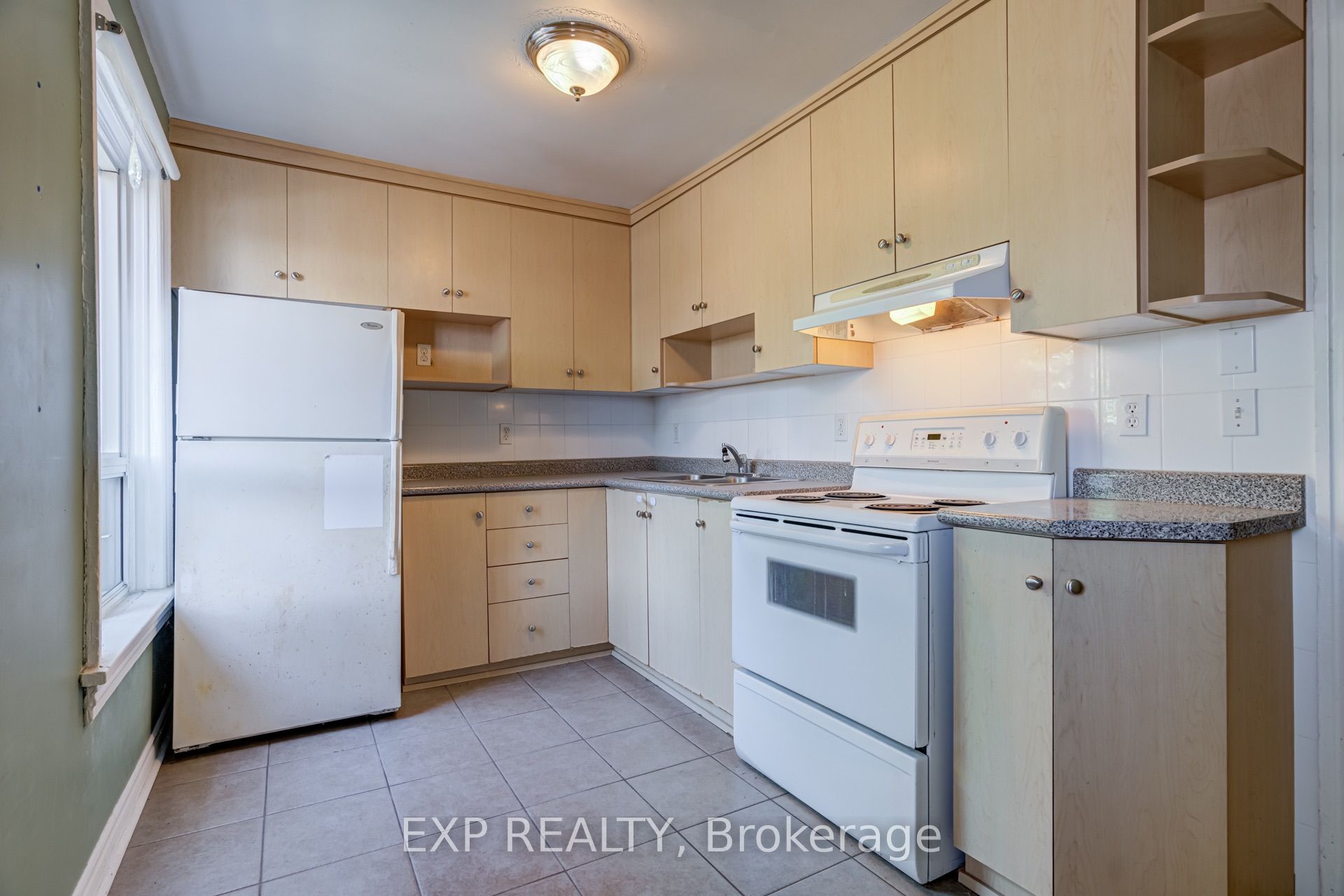 196 Beatrice Street 2nd & 3rd, Toronto, ON M6G 3G1 photo 3