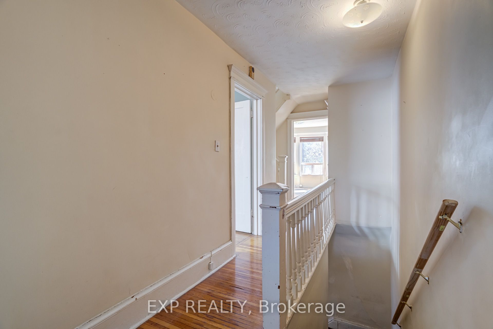 196 Beatrice Street 2nd & 3rd, Toronto, ON M6G 3G1 photo 4