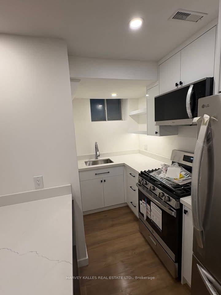 557 Crawford Street Lower, Toronto, ON M6G 3J9 photo 3