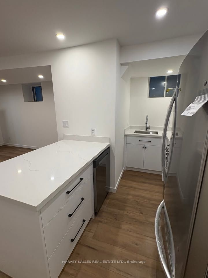 557 Crawford Street Lower, Toronto, ON M6G 3J9 photo 4
