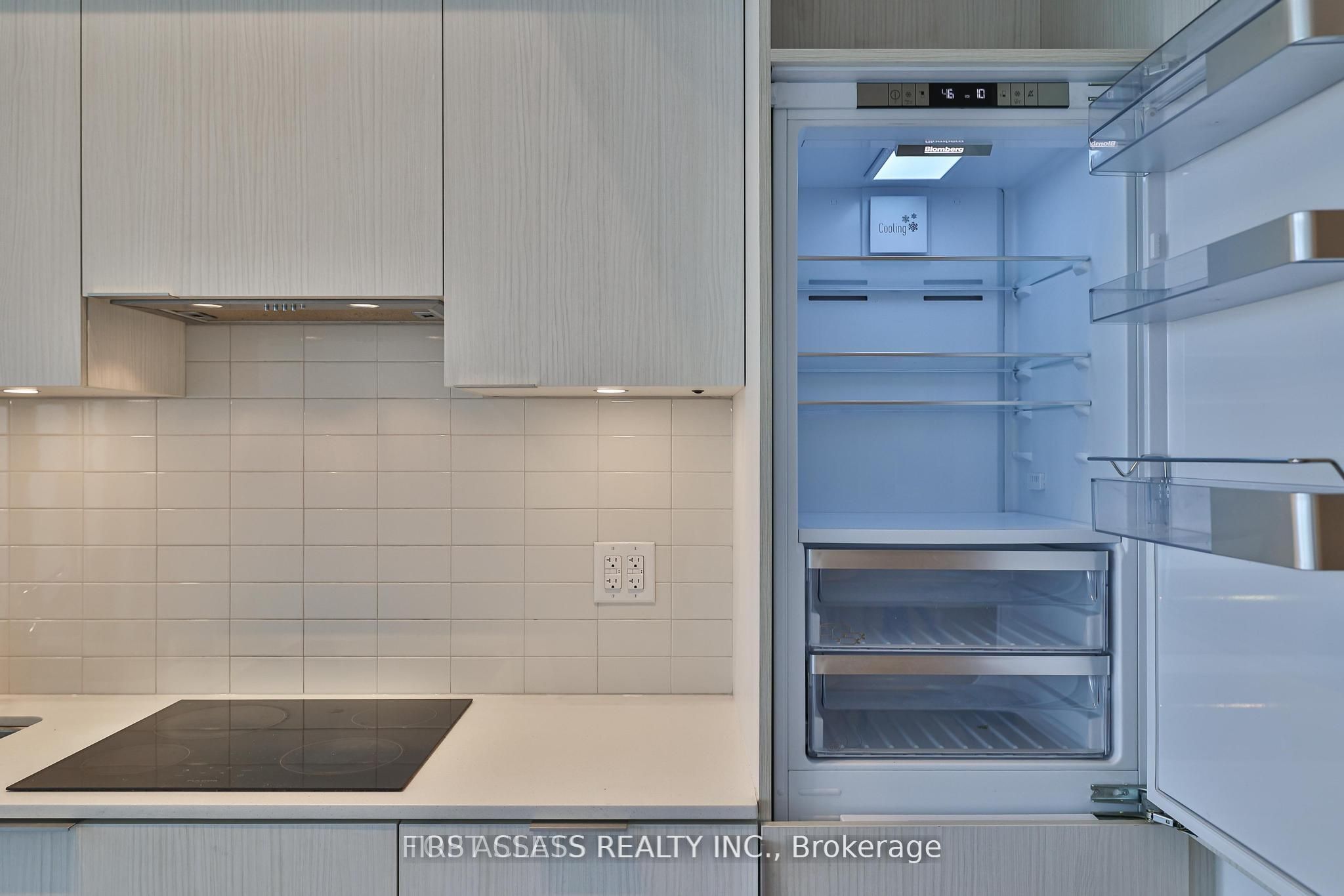 11 Wellesley Street W 6012, Toronto, ON M4Y 0G4 photo 2