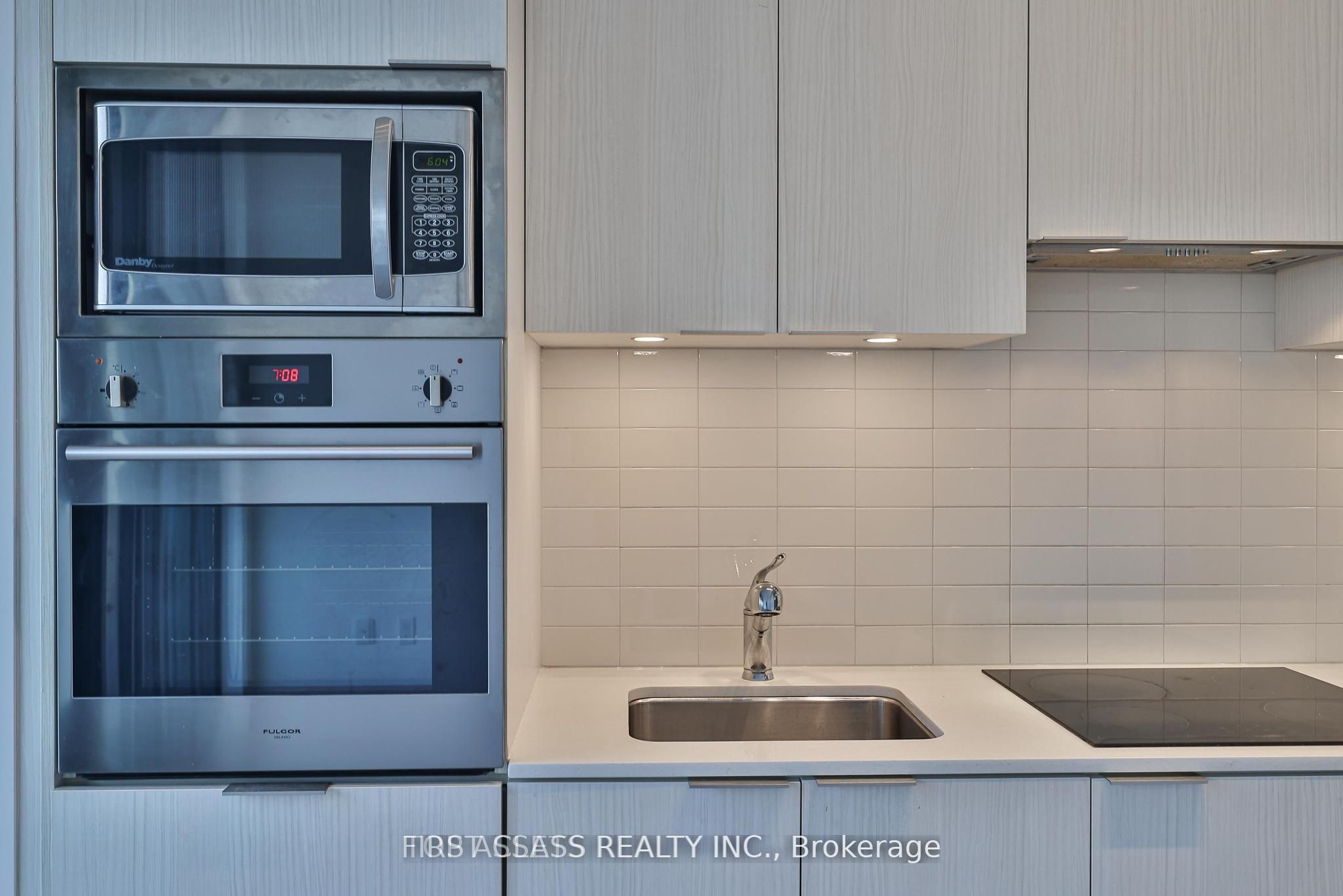 11 Wellesley Street W 6012, Toronto, ON M4Y 0G4 photo 3