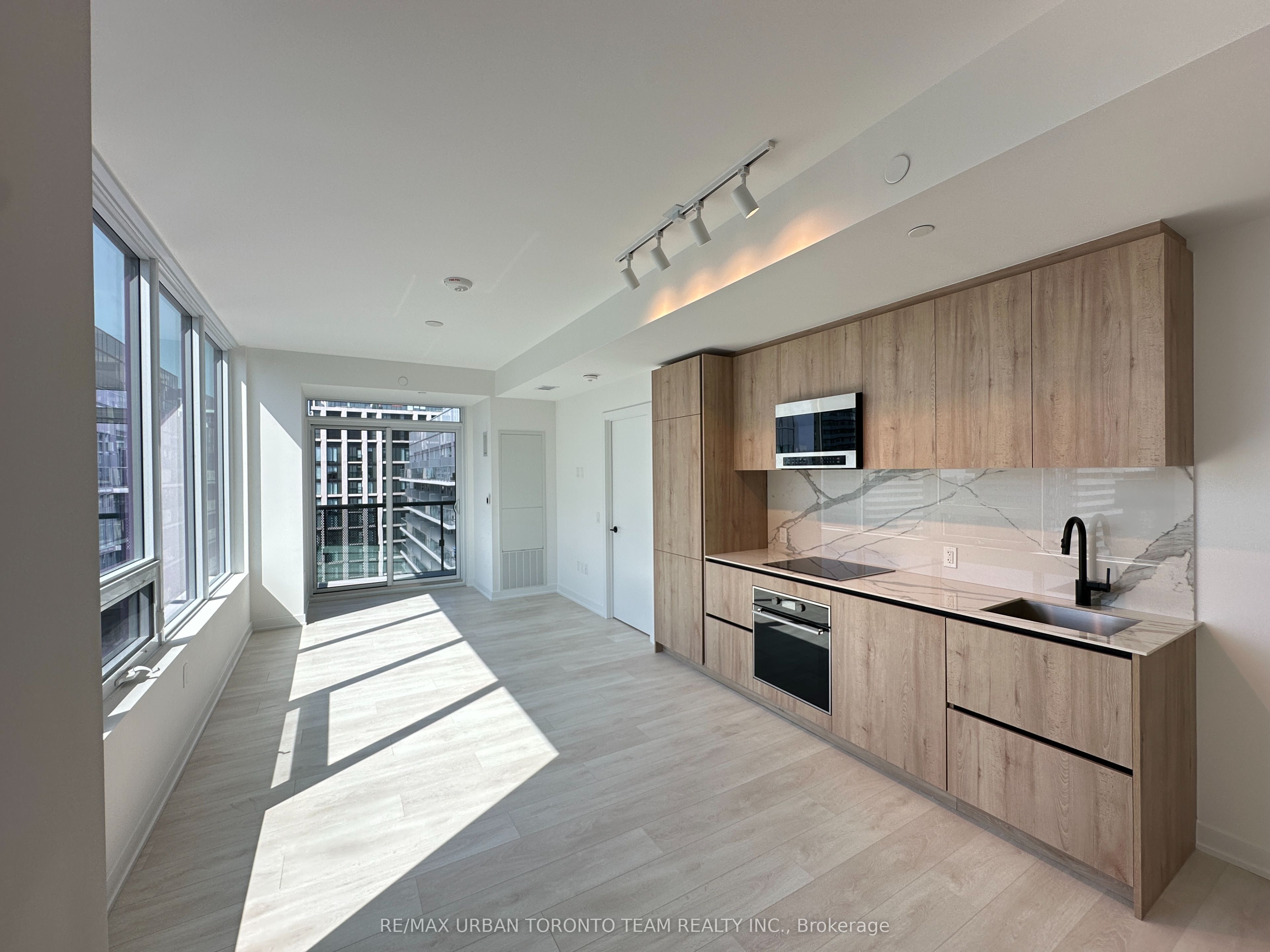117 Broadway Avenue 3602, Toronto, ON M4P 1V3 photo 2