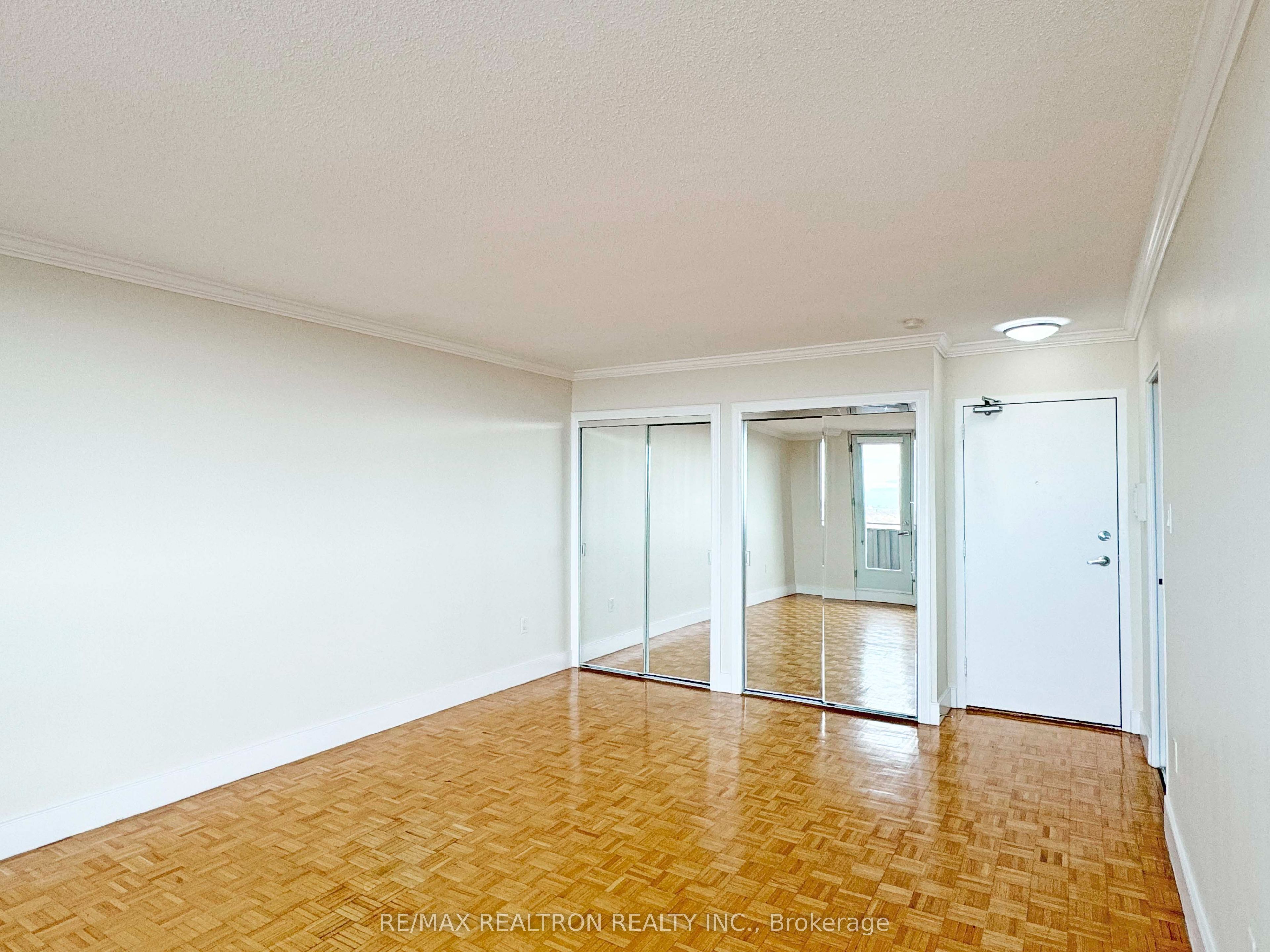 666 Spadina Avenue 2402, Toronto, ON M5S 2H8 photo 3