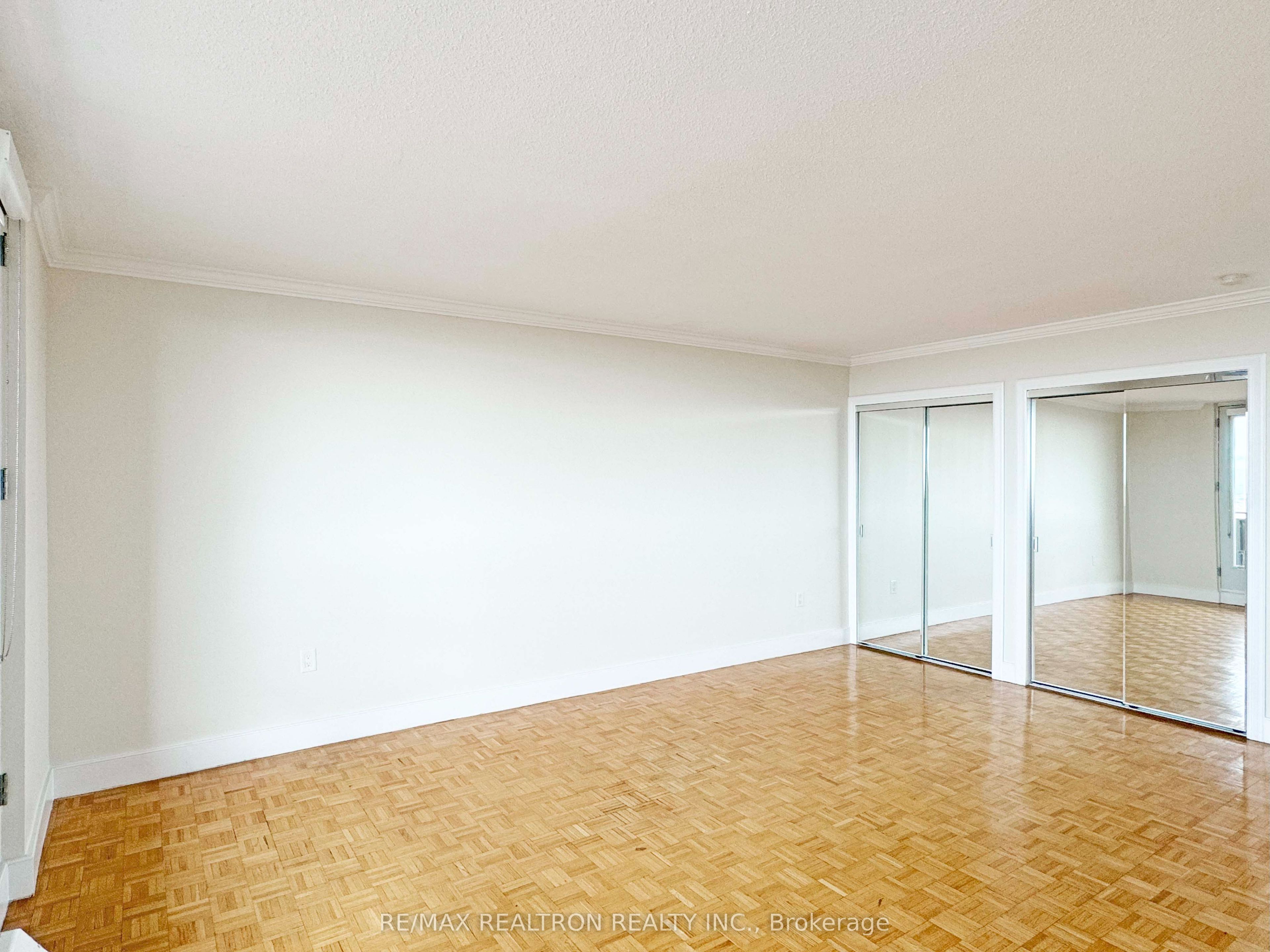 666 Spadina Avenue 2402, Toronto, ON M5S 2H8 photo 4