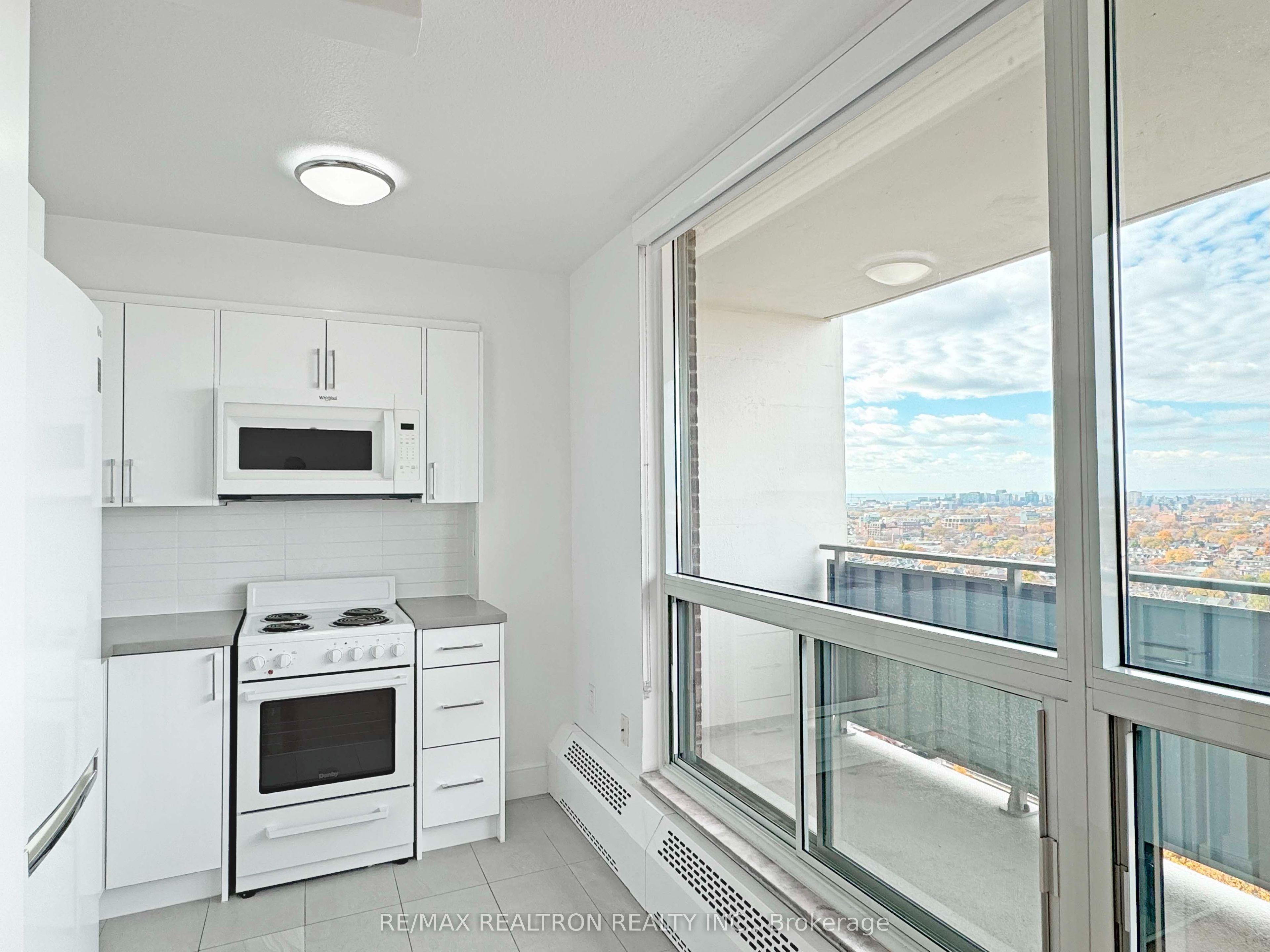 666 Spadina Avenue 2402, Toronto, ON M5S 2H8 photo 5