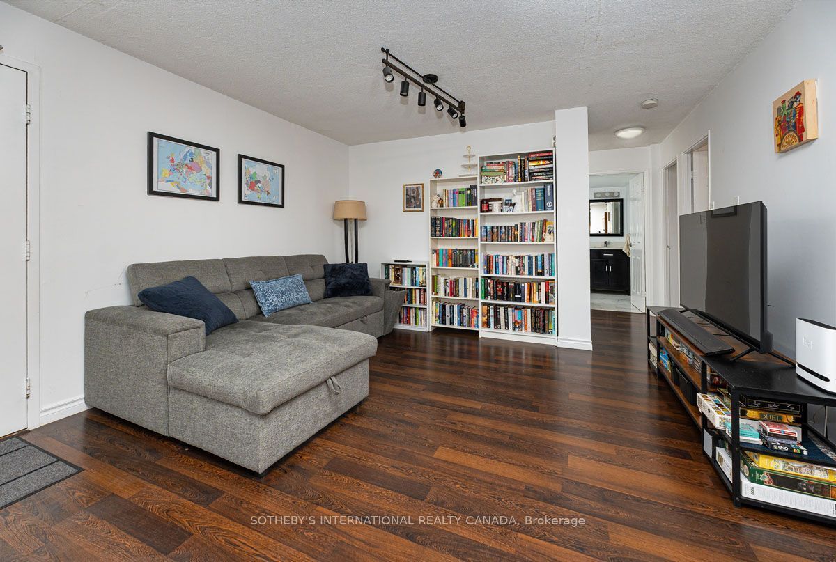 89 McCaul Street 520, Toronto, ON M5T 2X3 photo 2