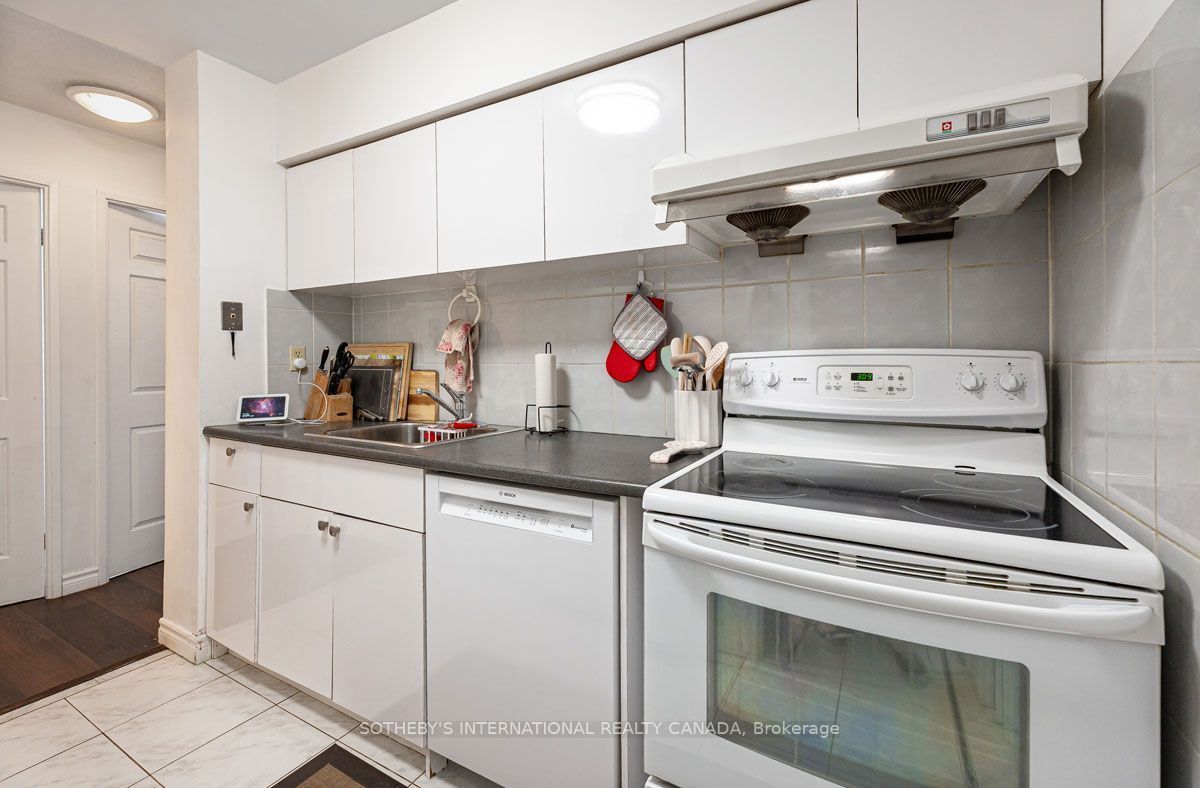 89 McCaul Street 520, Toronto, ON M5T 2X3 photo 5