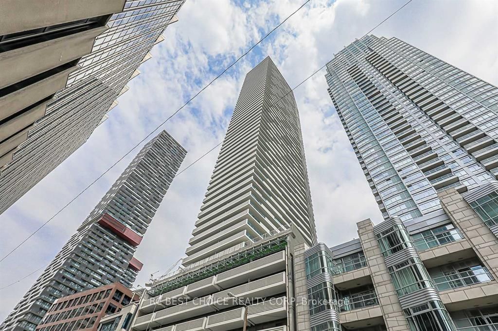2221 Yonge Street 1803, Toronto, ON M4S 0B8