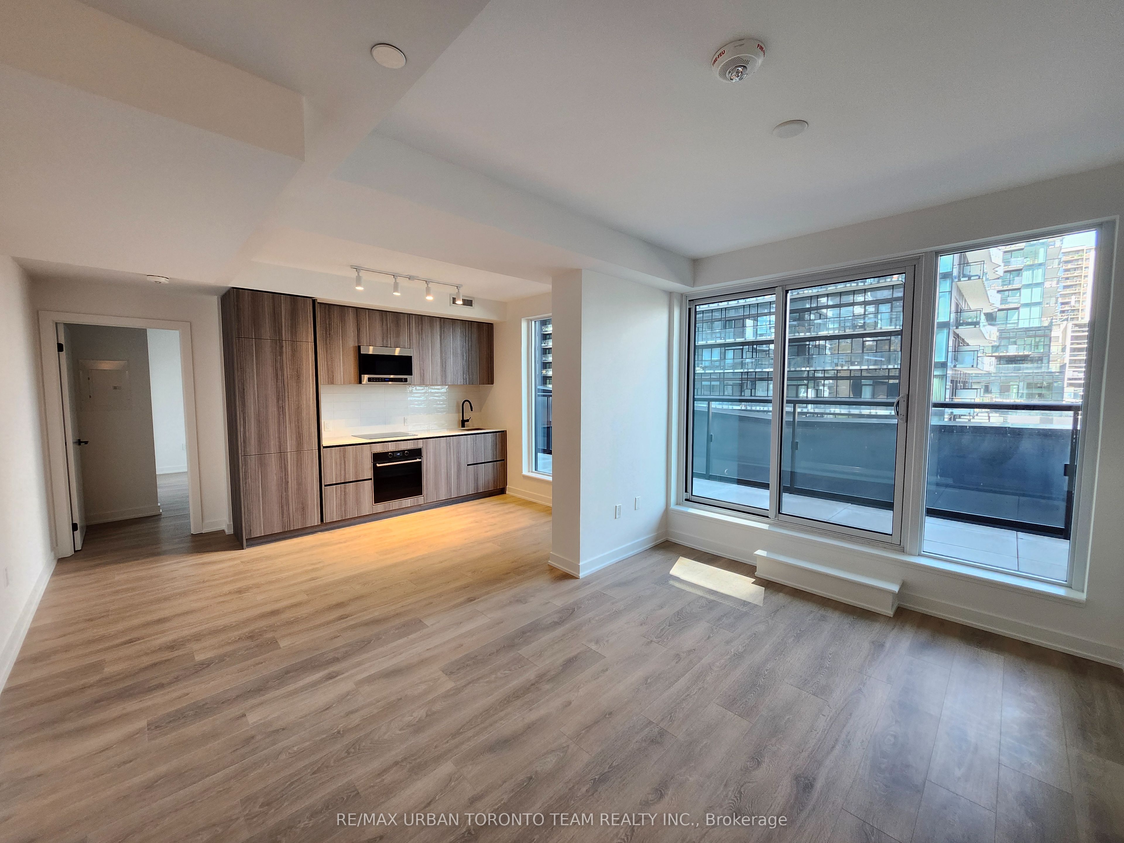 117 Broadway Avenue 701, Toronto, ON M4P 1V3 photo 2