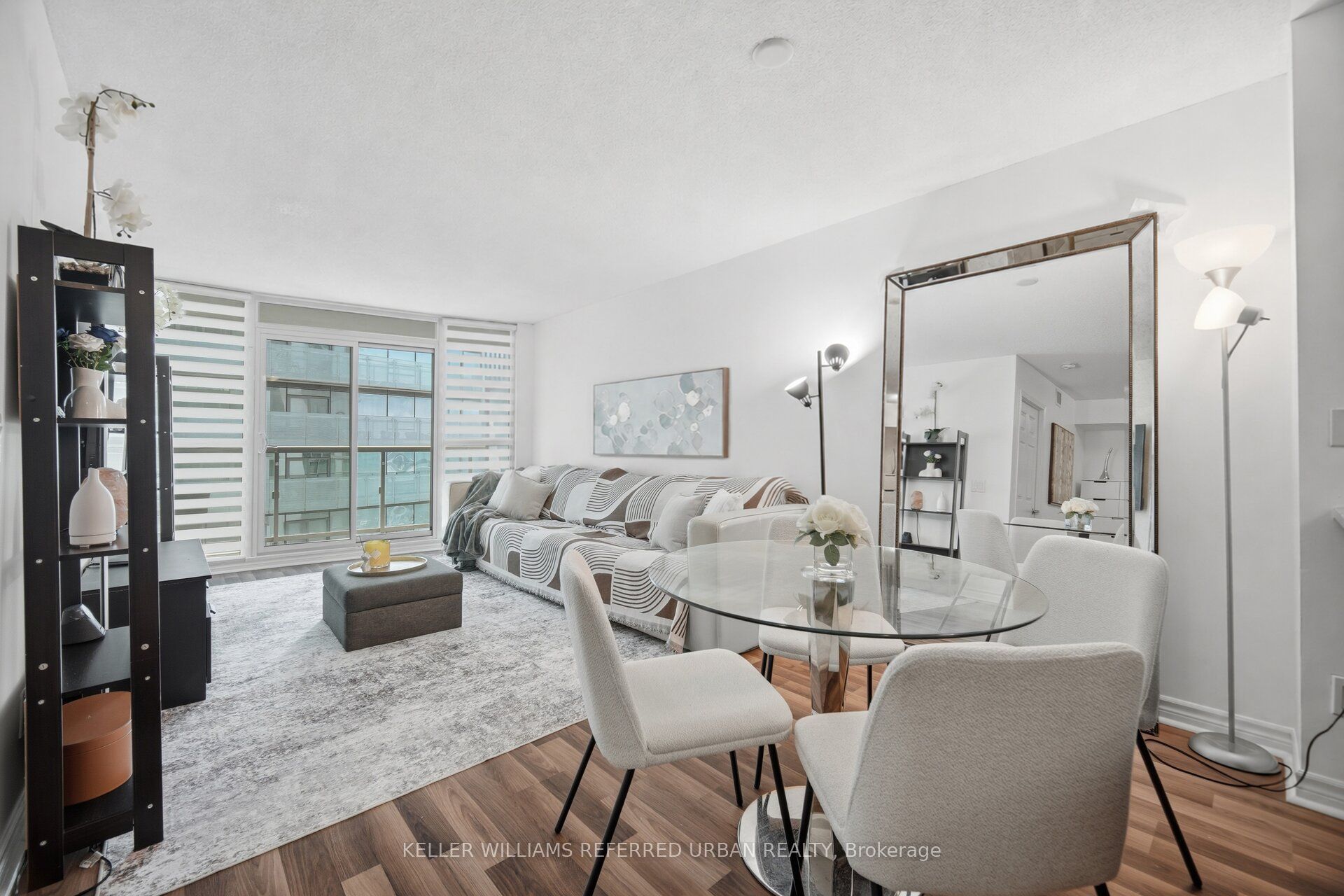 19 Grand Trunk Crescent 3708, Toronto, ON M5J 3A3 photo 2