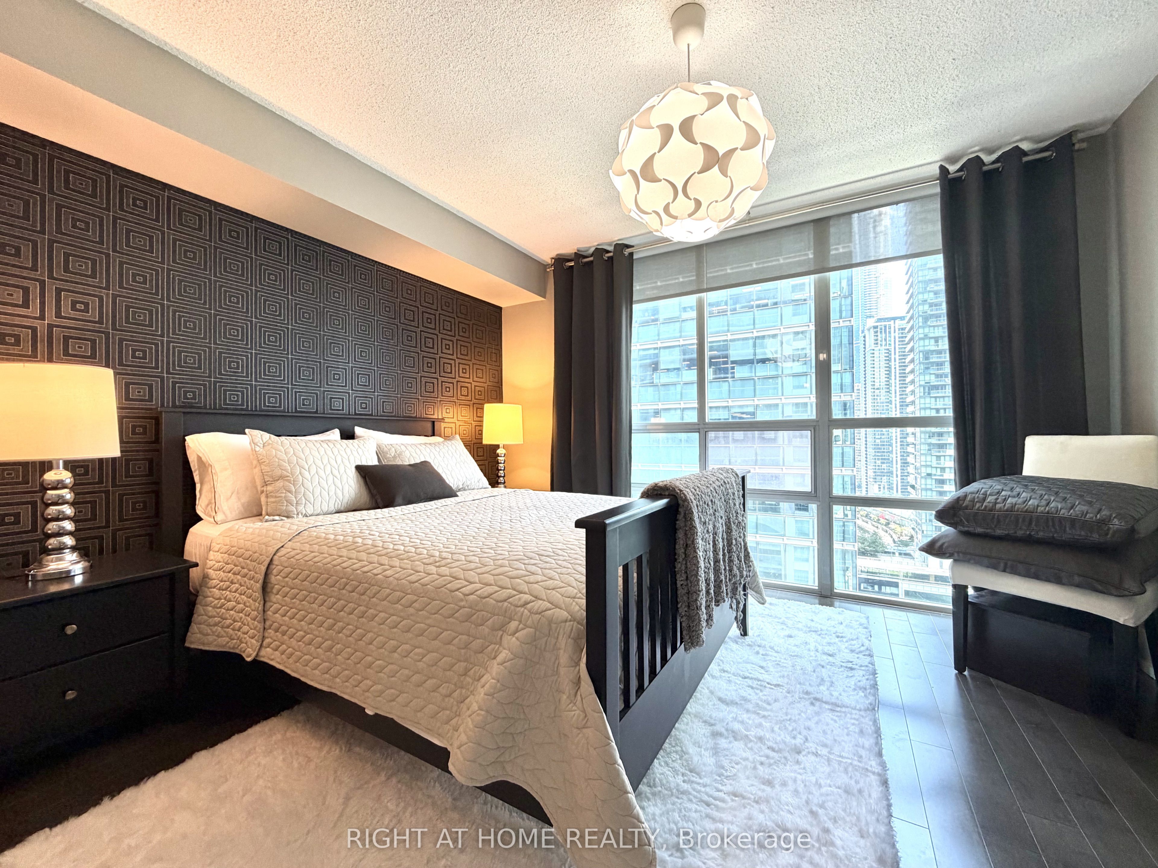 30 Grand Trunk Crescent 2910, Toronto, ON M5J 3A4