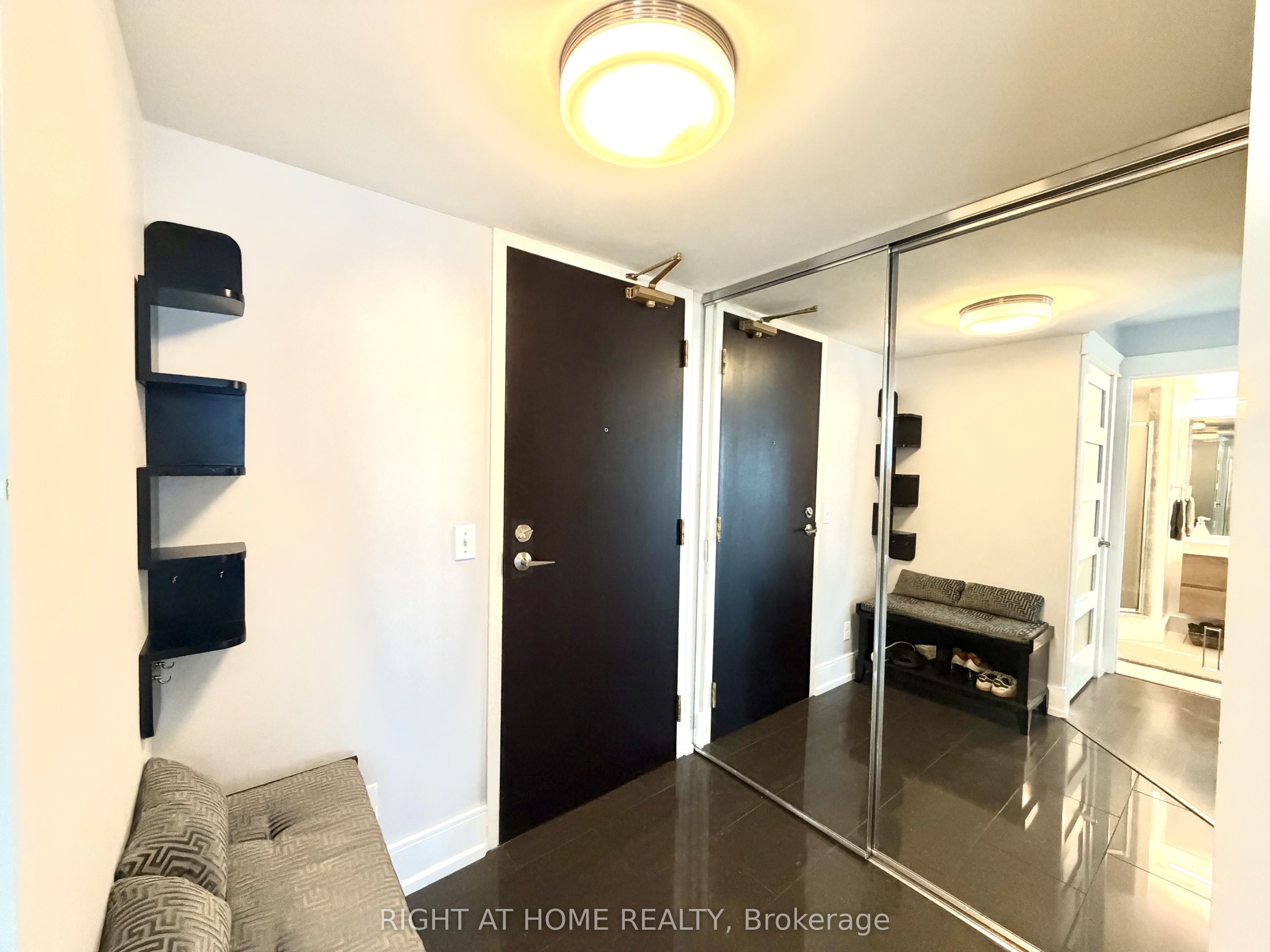 30 Grand Trunk Crescent 2910, Toronto, ON M5J 3A4 photo 2