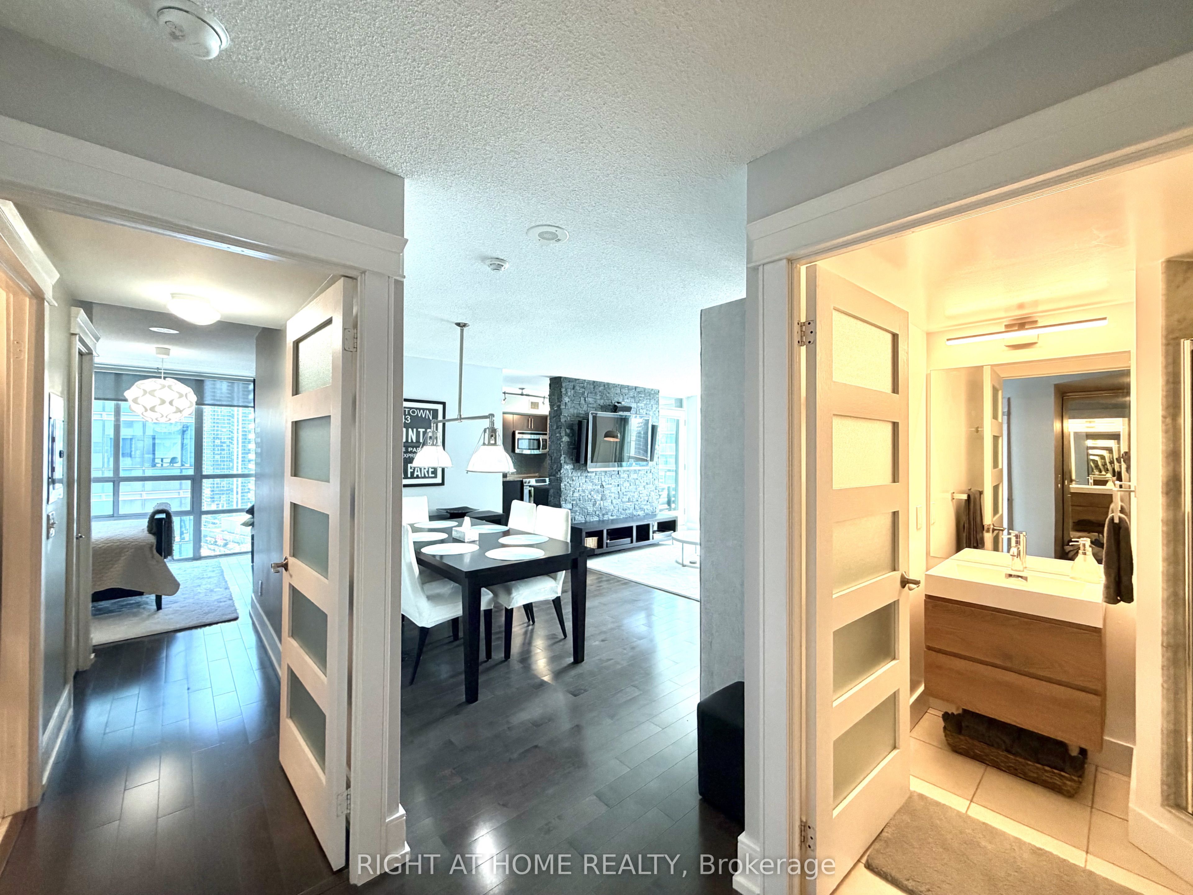 30 Grand Trunk Crescent 2910, Toronto, ON M5J 3A4 photo 3