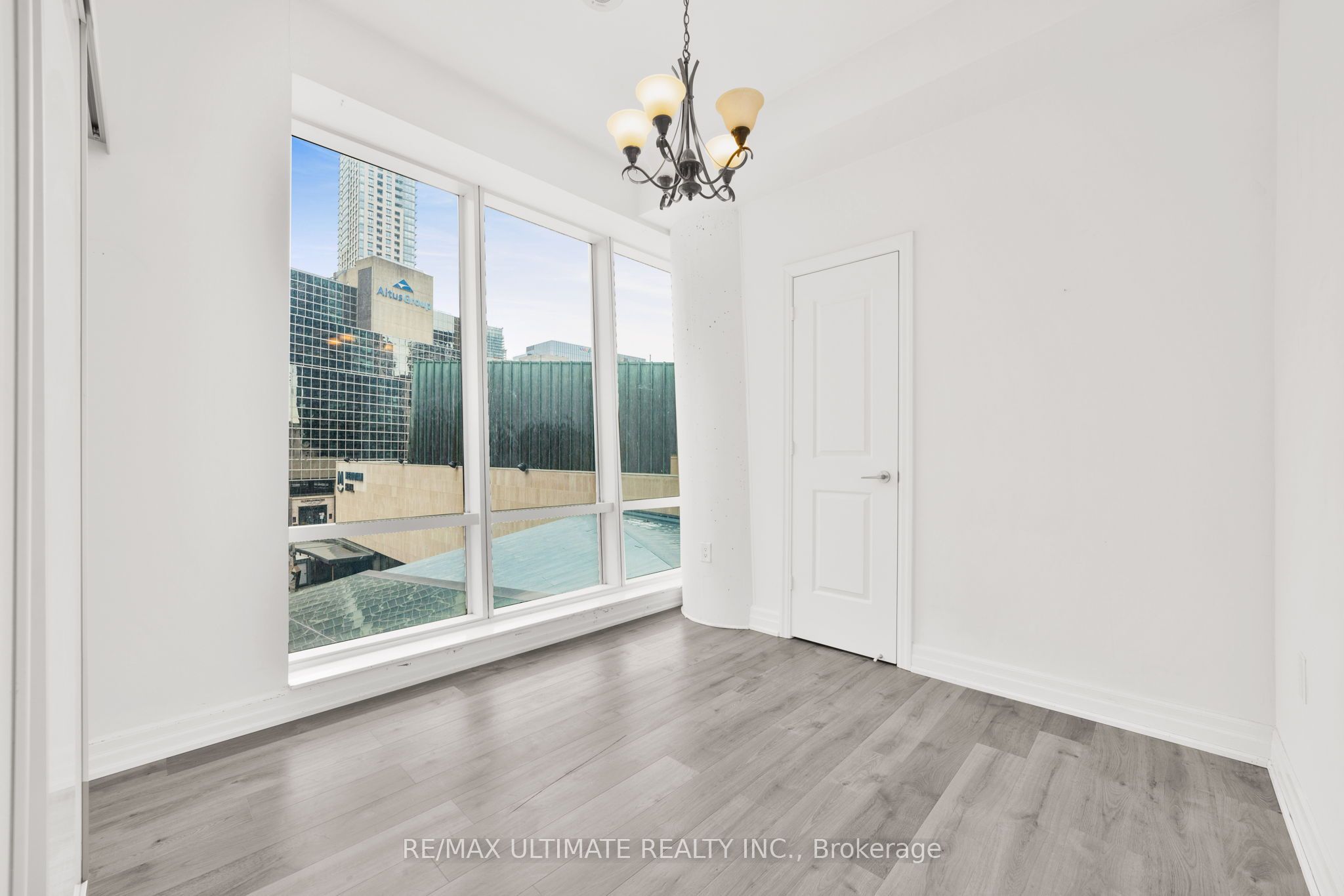8 The Esplanade Street 506, Toronto, ON M5E 0A6 photo 2
