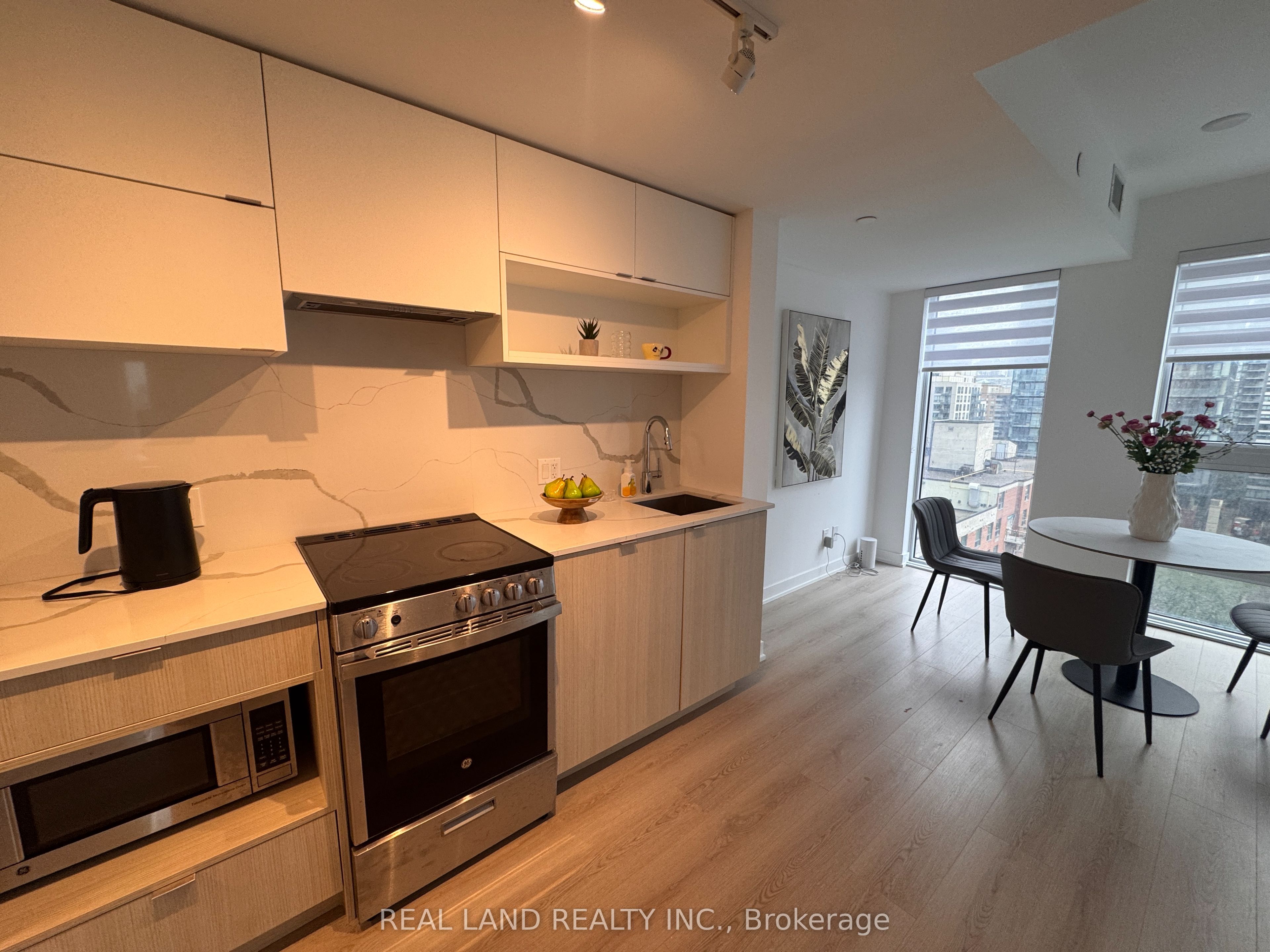 100 Queen Street E 1603, Toronto, ON M5C 0B5 photo 2