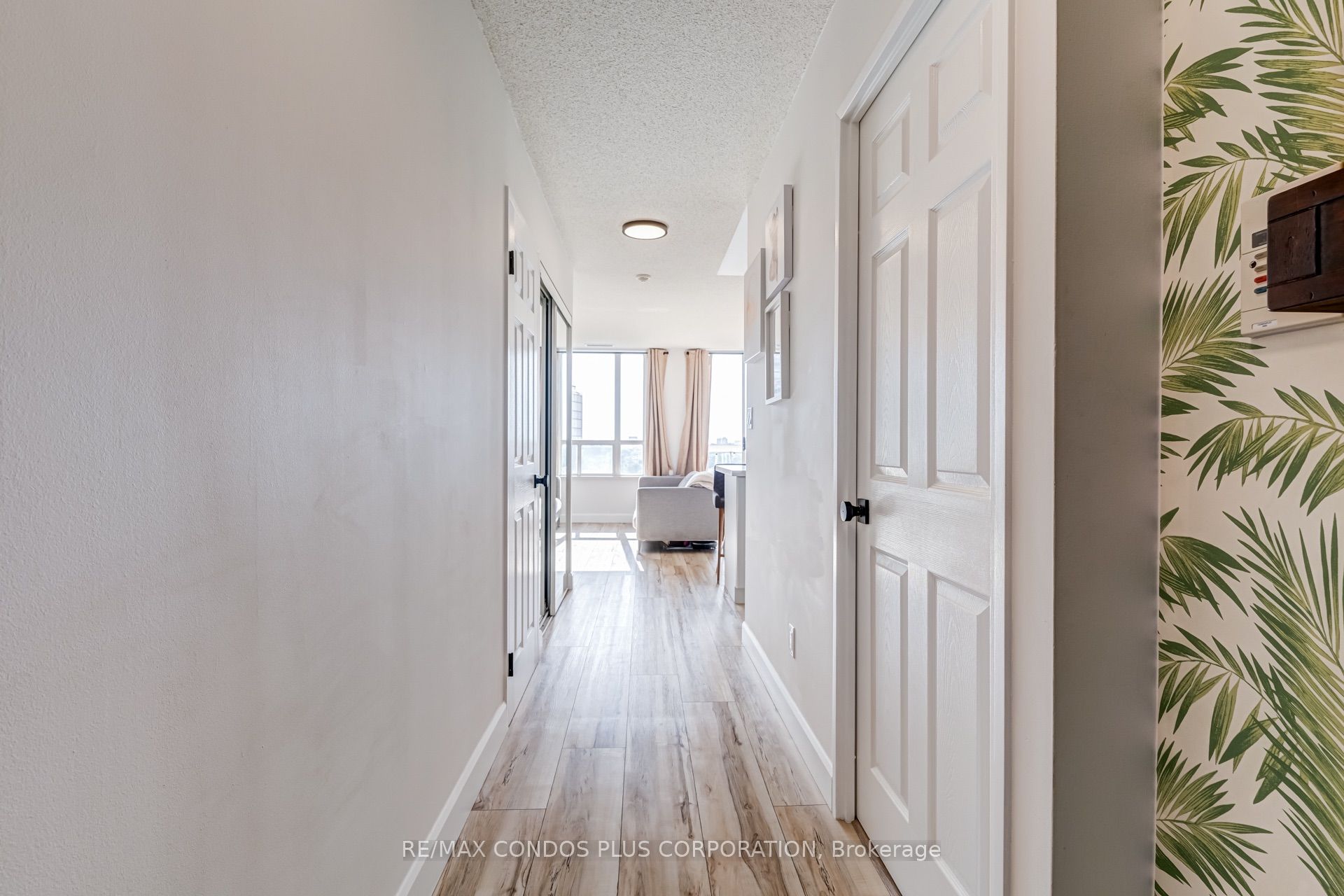 43 Eglinton Avenue E 1901, Toronto, ON M4P 1A5 photo 3