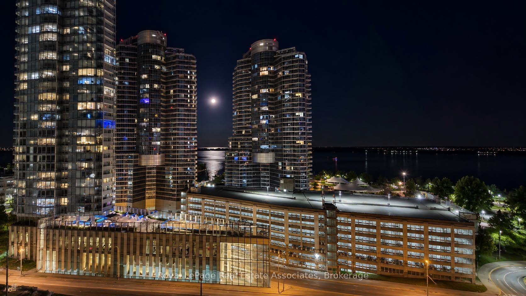 19 Grand Trunk Crescent 1910, Toronto, ON M5J 3A3 photo 2