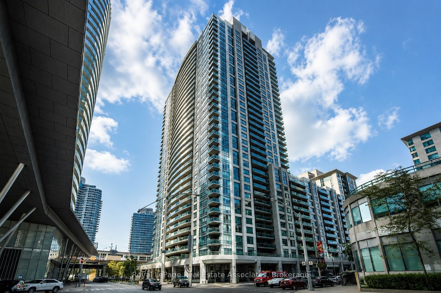 19 Grand Trunk Crescent 1910, Toronto, ON M5J 3A3 photo 3