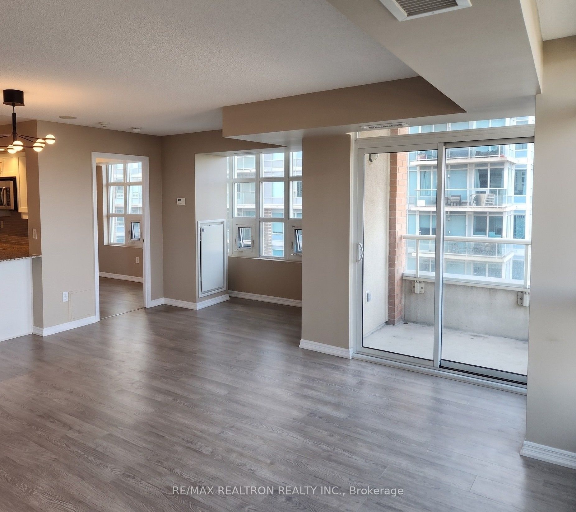 65 East Liberty Street 802, Toronto, ON M6K 3R2 photo 5