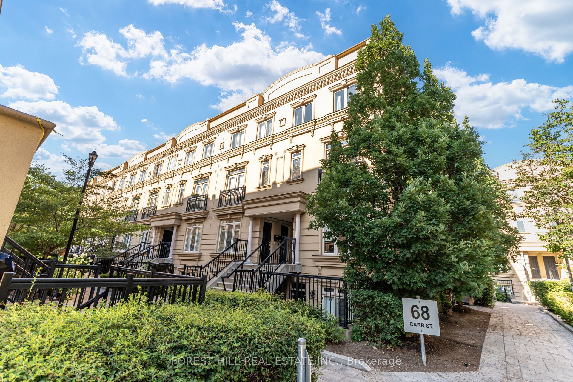 68 Carr Street TH 3, Toronto, ON M5T 1B7