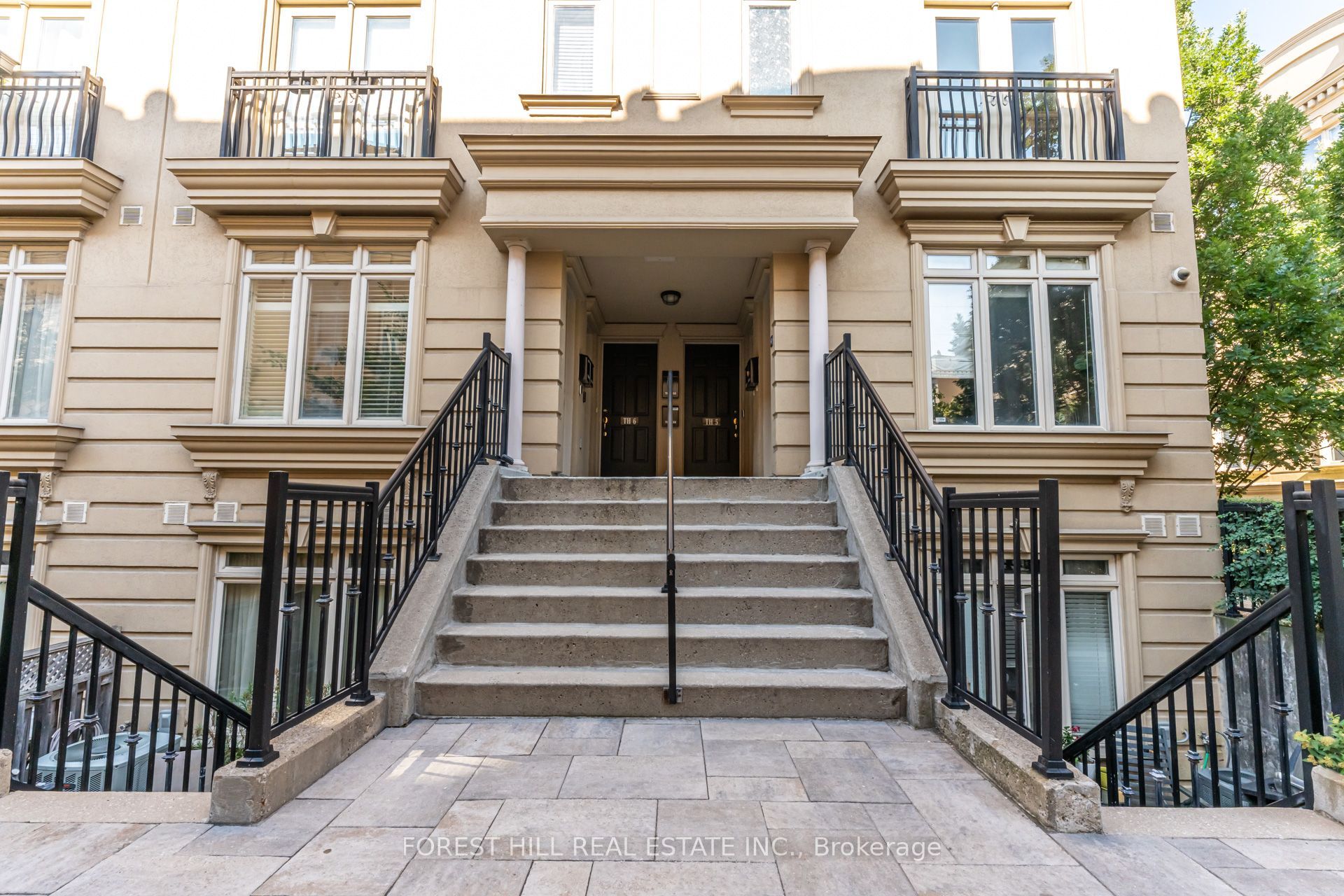 68 Carr Street TH 3, Toronto, ON M5T 1B7 photo 2