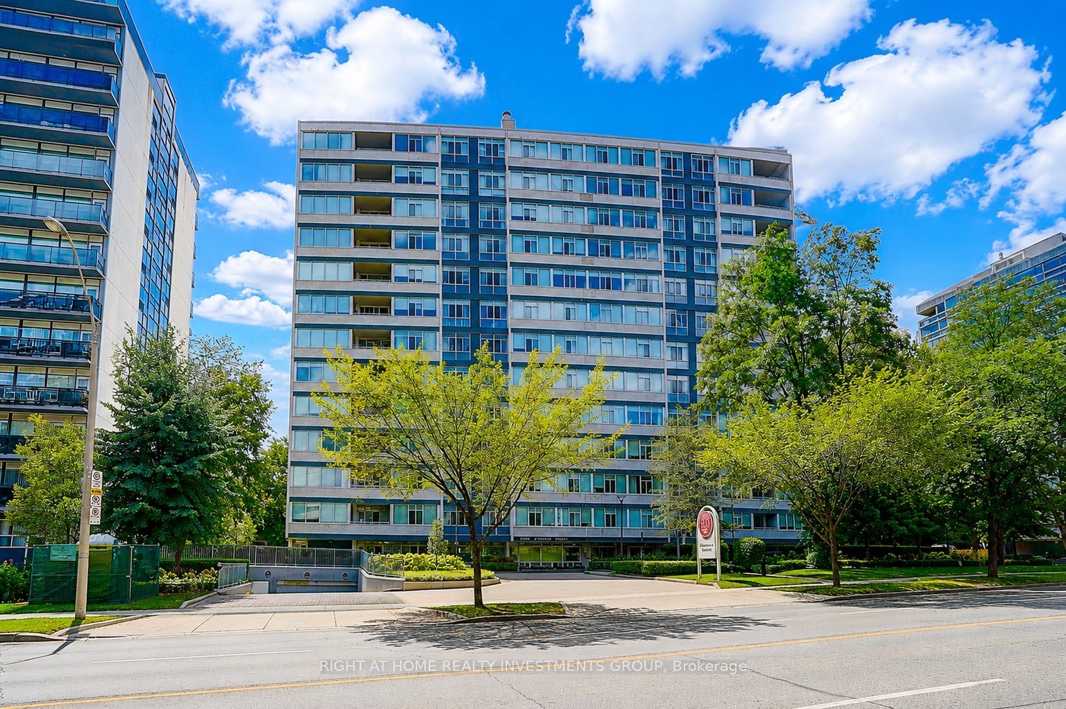500 Avenue Road 102, Toronto, ON M4V 2J6 photo 2