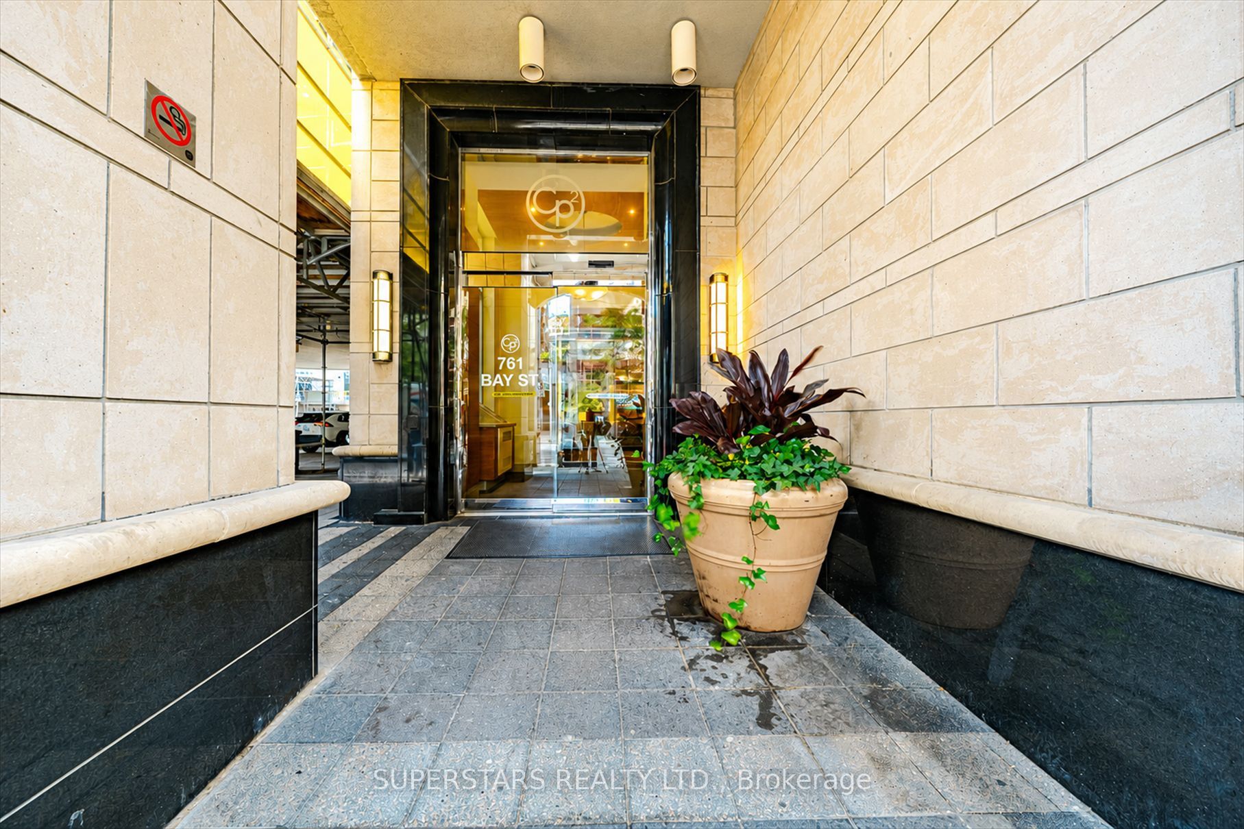 761 Bay Street 1813, Toronto, ON M5G 2R2 photo 2