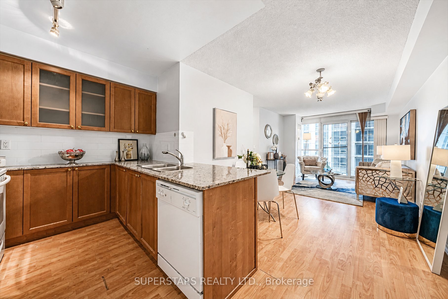 761 Bay Street 1813, Toronto, ON M5G 2R2 photo 3