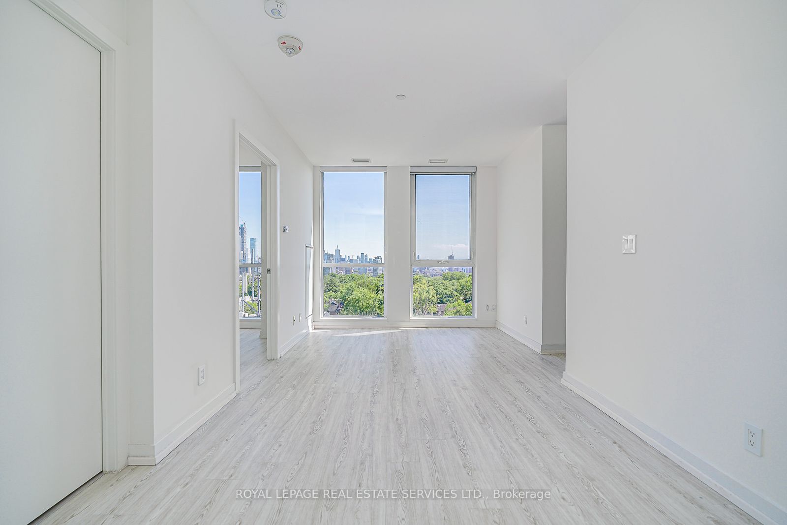 223 St Clair Avenue W 1110, Toronto, ON M4V 1R3 photo 3