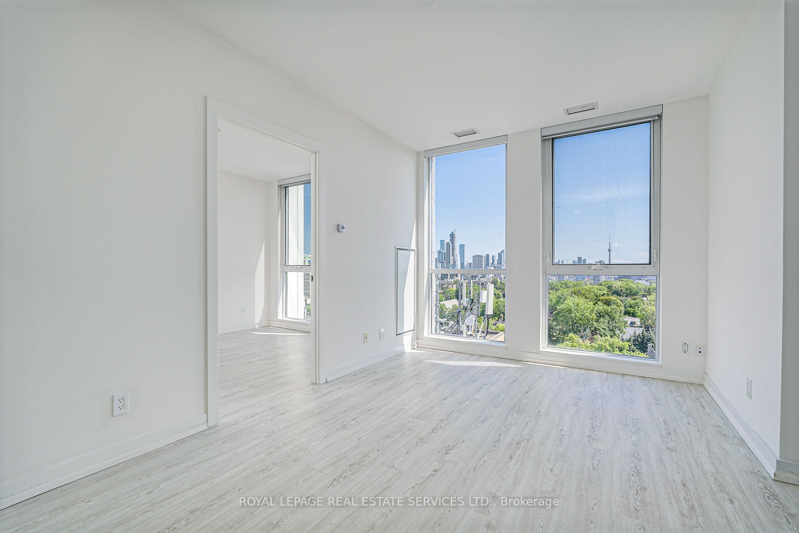 223 St Clair Avenue W 1110, Toronto, ON M4V 1R3 photo 4
