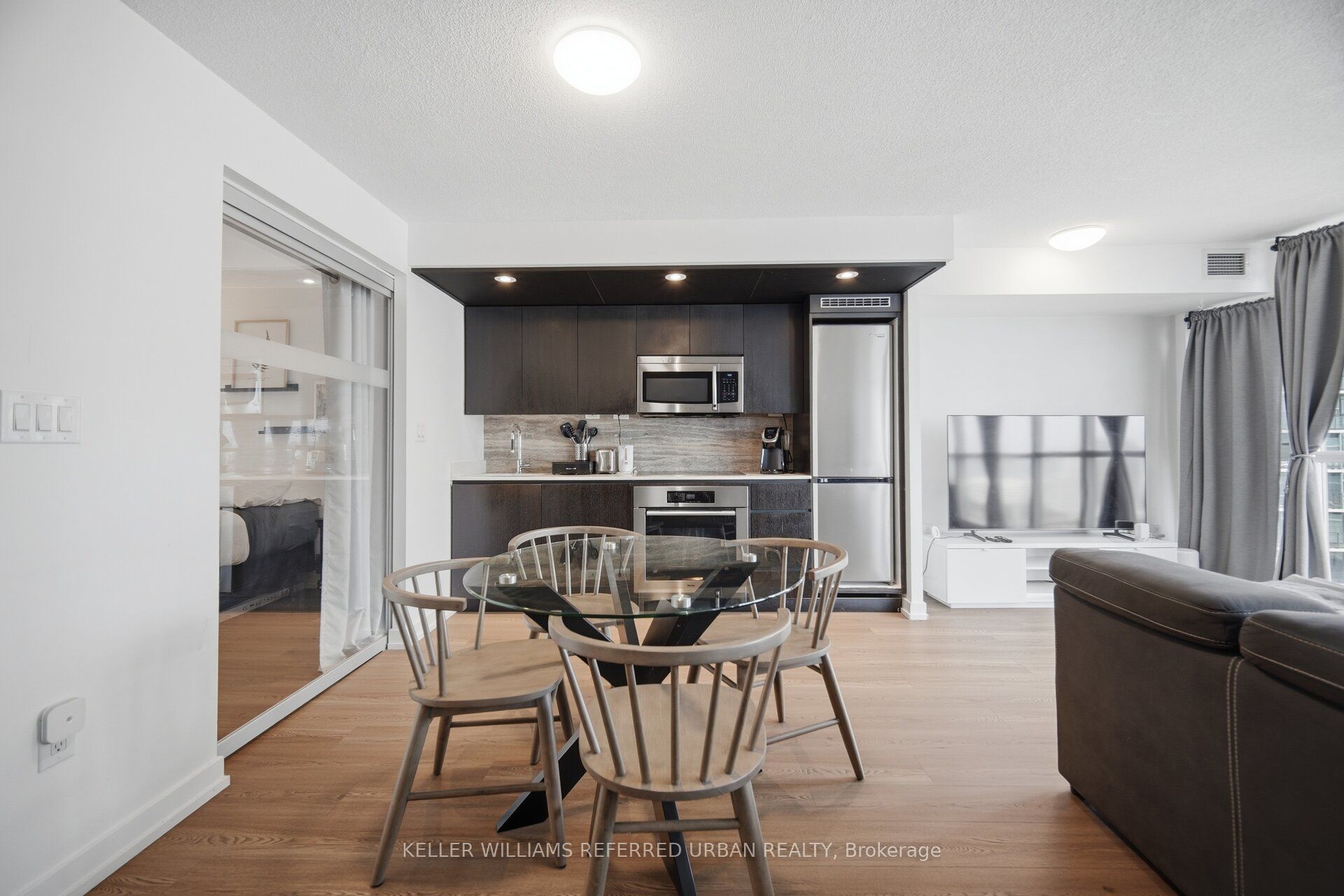 10 Capreol Court 1707, Toronto, ON M5V 4B3 photo 3
