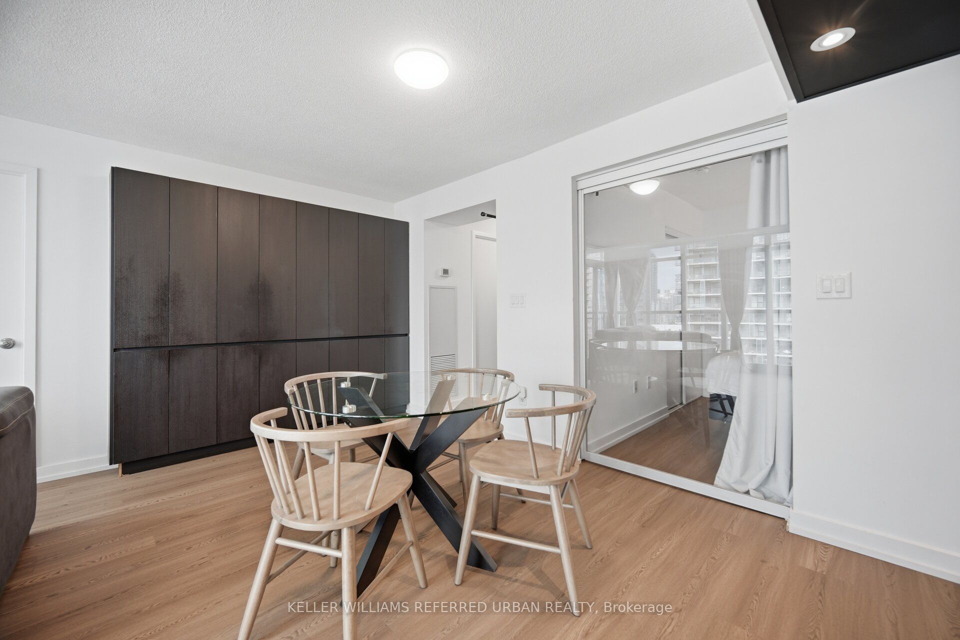 10 Capreol Court 1707, Toronto, ON M5V 4B3 photo 4