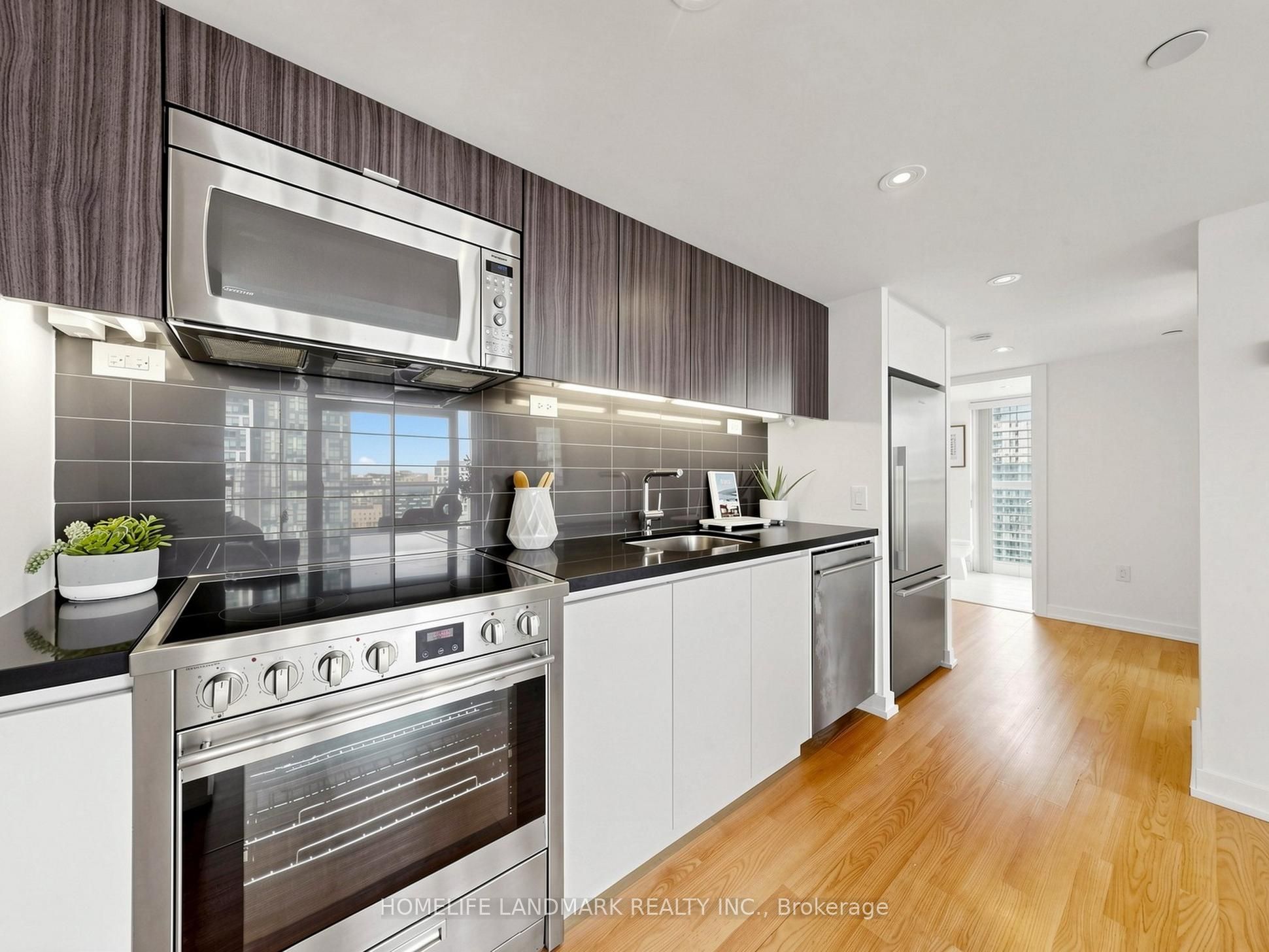 75 Queens Wharf Road 2215, Toronto, ON M5V 0J8 photo 3