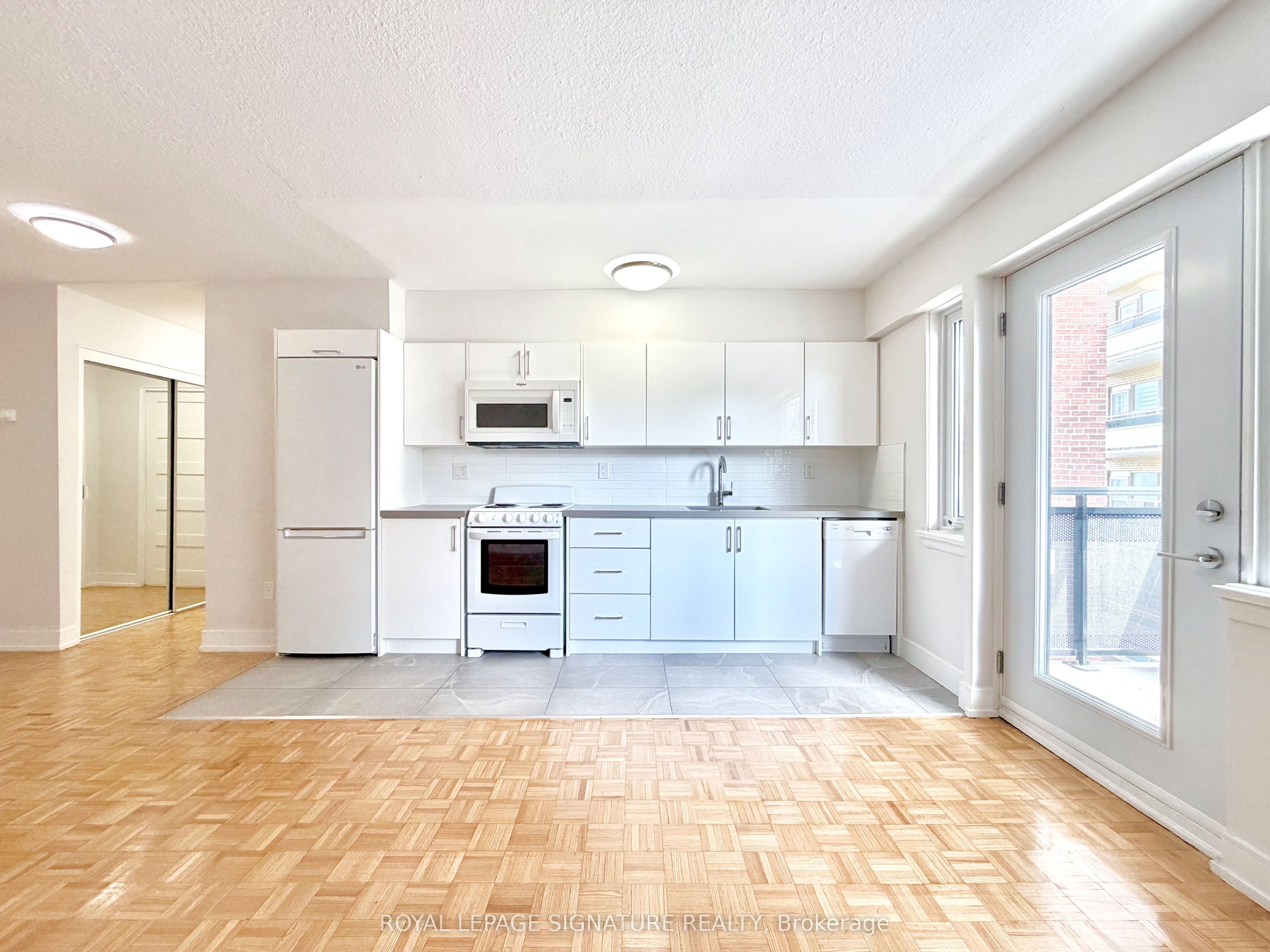 95 Lawton Boulevard 307, Toronto, ON M4V 1Z8 photo 3