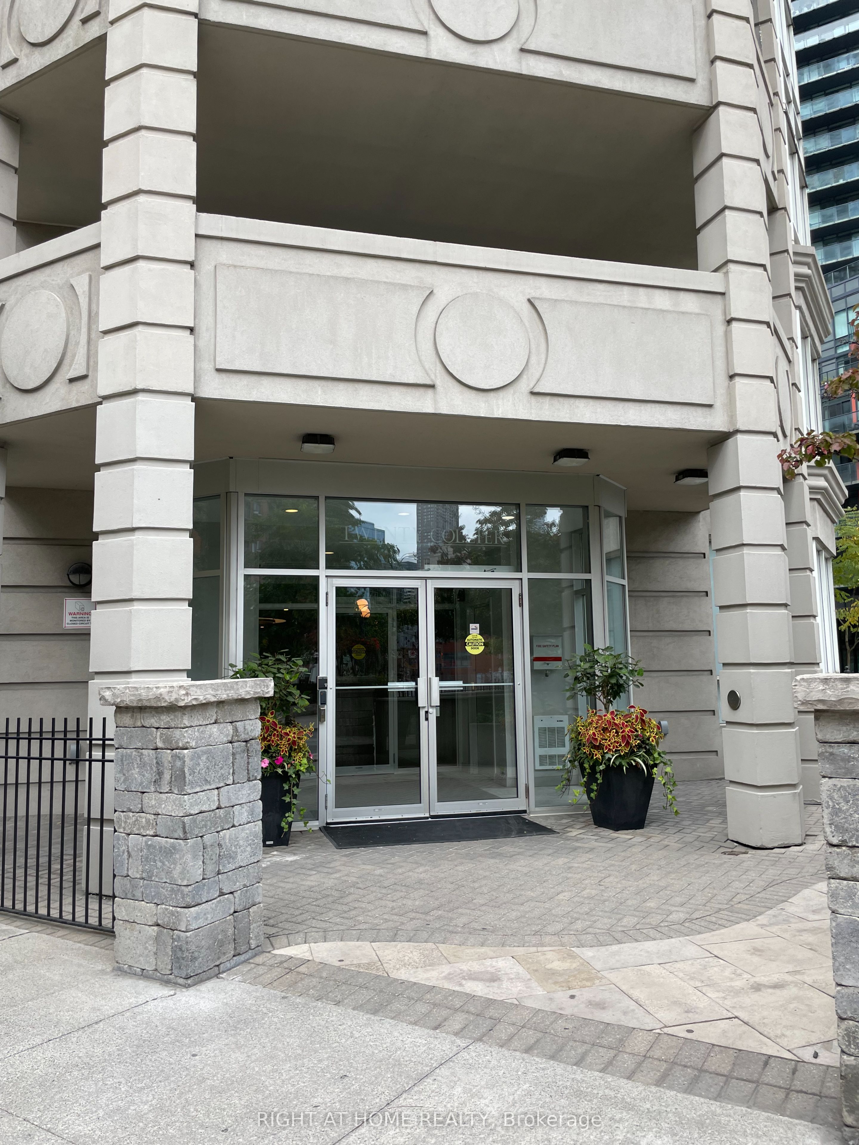20 Collier Street 407, Toronto, ON M4W 3Y4 photo 2