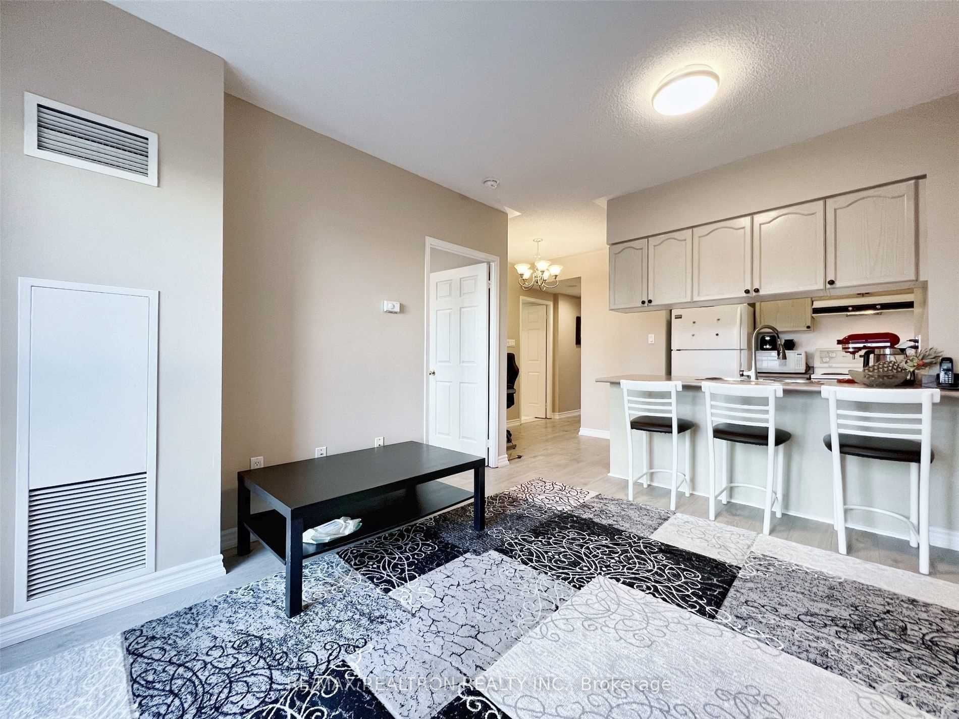 887 Bay Street 701, Toronto, ON M5S 3K4 photo 3
