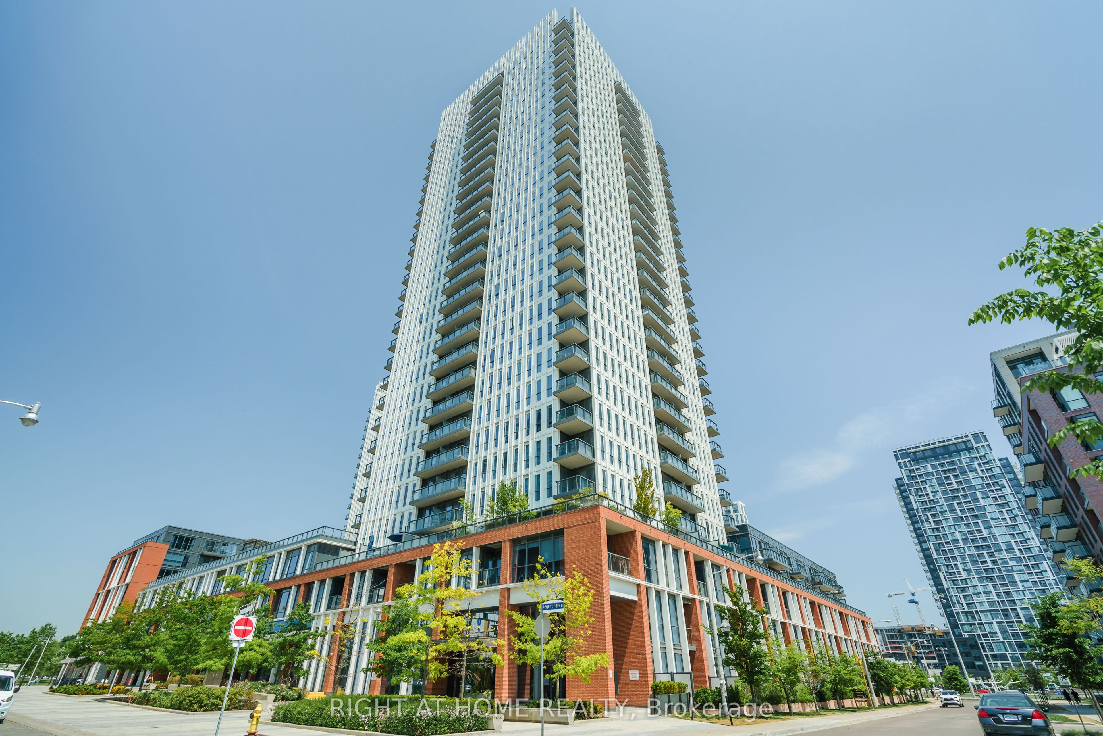 55 regent park Boulevard 1705, Toronto, ON M5A 0C2