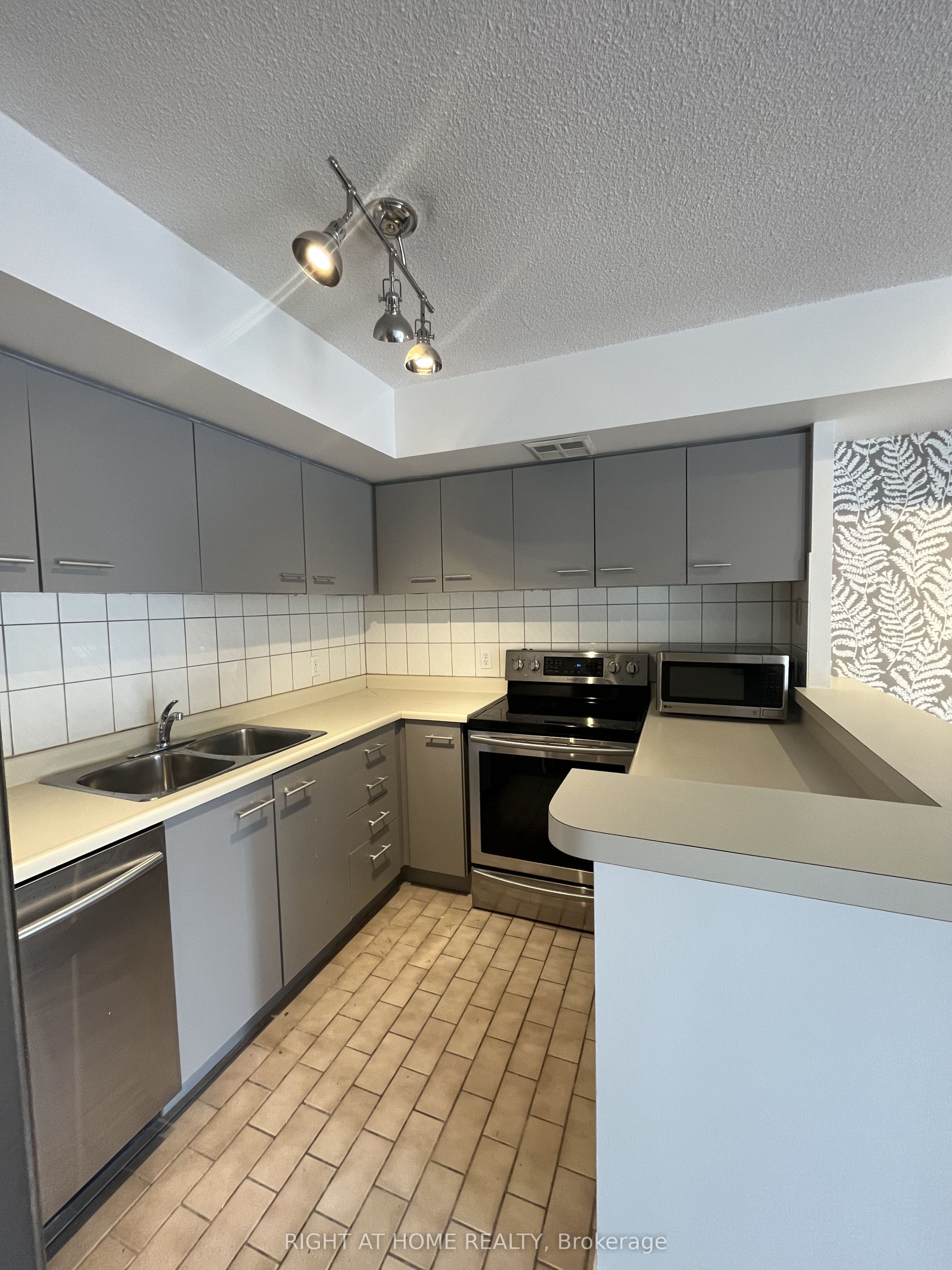 25 The Esplanade 1619, Toronto, ON M5E 1W5 photo 3