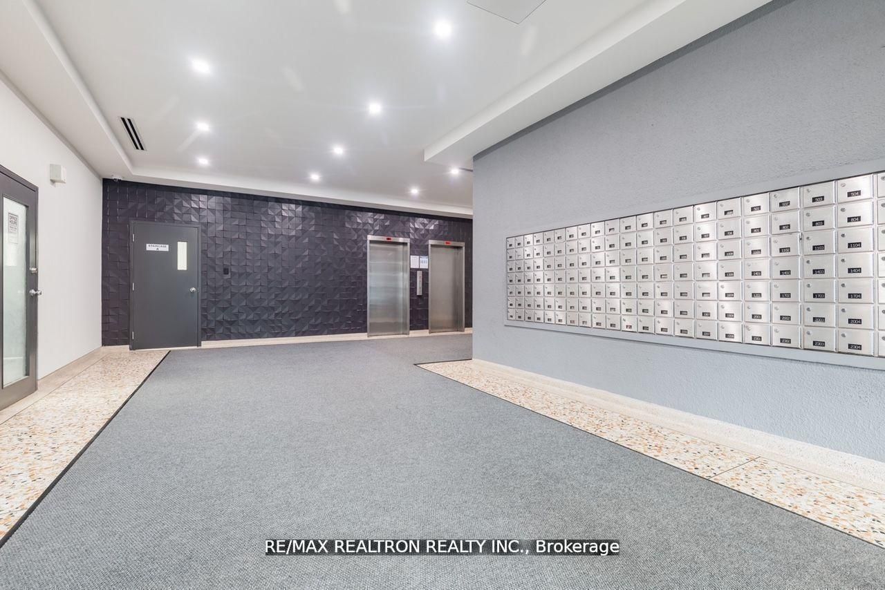 21 Vaughan Road 2303, Toronto, ON M6G 2N2 photo 2
