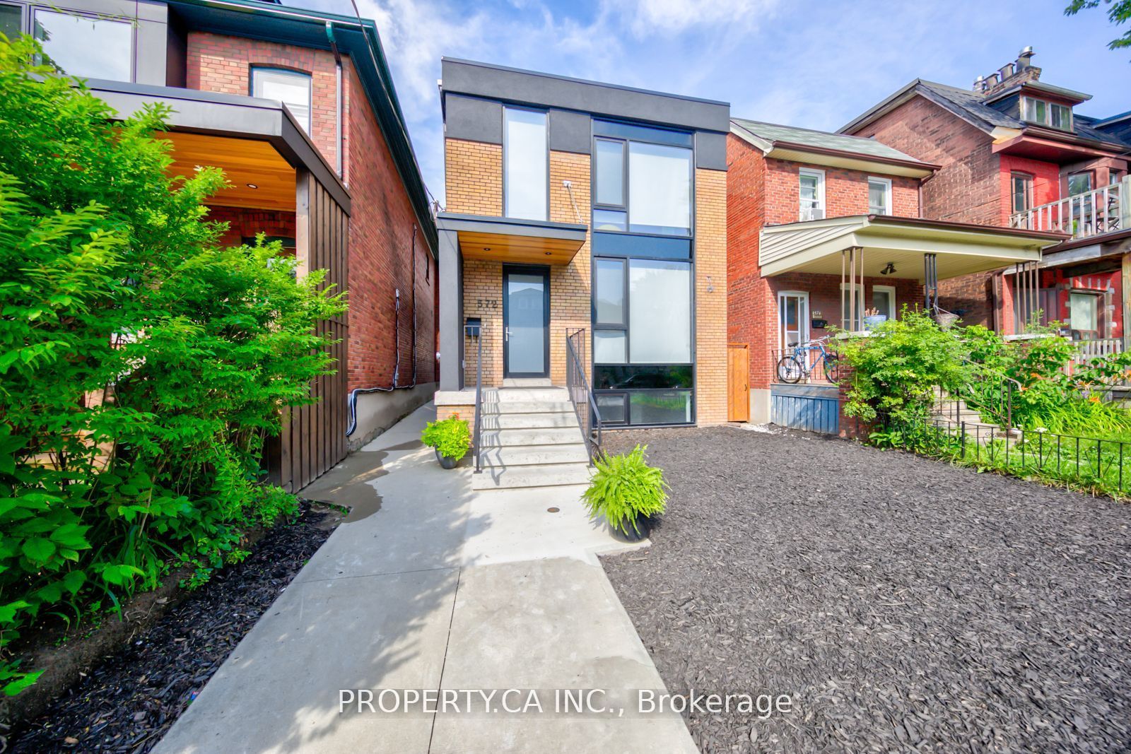 572 Palmerston Avenue Lower, Toronto, ON M6G 2P7 photo 2